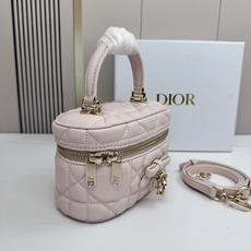Dior蝴蝶结化妆包,经典菱格+蝴蝶结金属吊饰,优雅精致感拉满✨柔软的小羊皮轻便耐用,日常通勤、出街都超 Dior蝴蝶结化妆包,经典菱格+蝴蝶结金属吊饰,优雅精致感拉满✨柔软的小羊皮轻便耐用,日常通勤、出街都超