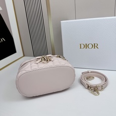 Dior蝴蝶结化妆包,经典菱格+蝴蝶结金属吊饰,优雅精致感拉满✨柔软的小羊皮轻便耐用,日常通勤、出街都超 Dior蝴蝶结化妆包,经典菱格+蝴蝶结金属吊饰,优雅精致感拉满✨柔软的小羊皮轻便耐用,日常通勤、出街都超