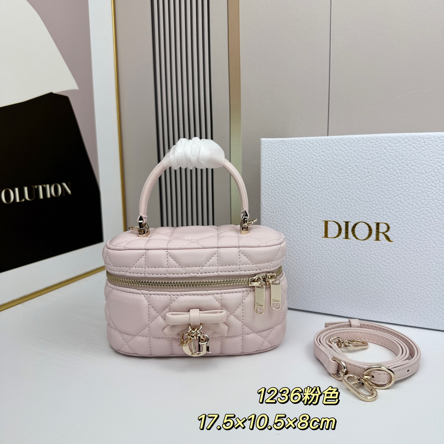 Dior蝴蝶结化妆包，经典菱格+蝴蝶结金属吊饰，优雅精致感拉满✨柔软的小羊皮轻便耐用，日常通勤、出街都超