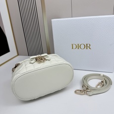 Dior蝴蝶结化妆包,经典菱格+蝴蝶结金属吊饰,优雅精致感拉满✨柔软的小羊皮轻便耐用,日常通勤、出街都超 Dior蝴蝶结化妆包,经典菱格+蝴蝶结金属吊饰,优雅精致感拉满✨柔软的小羊皮轻便耐用,日常通勤、出街都超