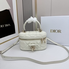 Dior蝴蝶结化妆包,经典菱格+蝴蝶结金属吊饰,优雅精致感拉满✨柔软的小羊皮轻便耐用,日常通勤、出街都超 Dior蝴蝶结化妆包,经典菱格+蝴蝶结金属吊饰,优雅精致感拉满✨柔软的小羊皮轻便耐用,日常通勤、出街都超