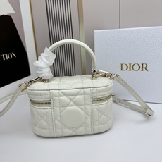 Dior蝴蝶结化妆包,经典菱格+蝴蝶结金属吊饰,优雅精致感拉满✨柔软的小羊皮轻便耐用,日常通勤、出街都超 Dior蝴蝶结化妆包,经典菱格+蝴蝶结金属吊饰,优雅精致感拉满✨柔软的小羊皮轻便耐用,日常通勤、出街都超