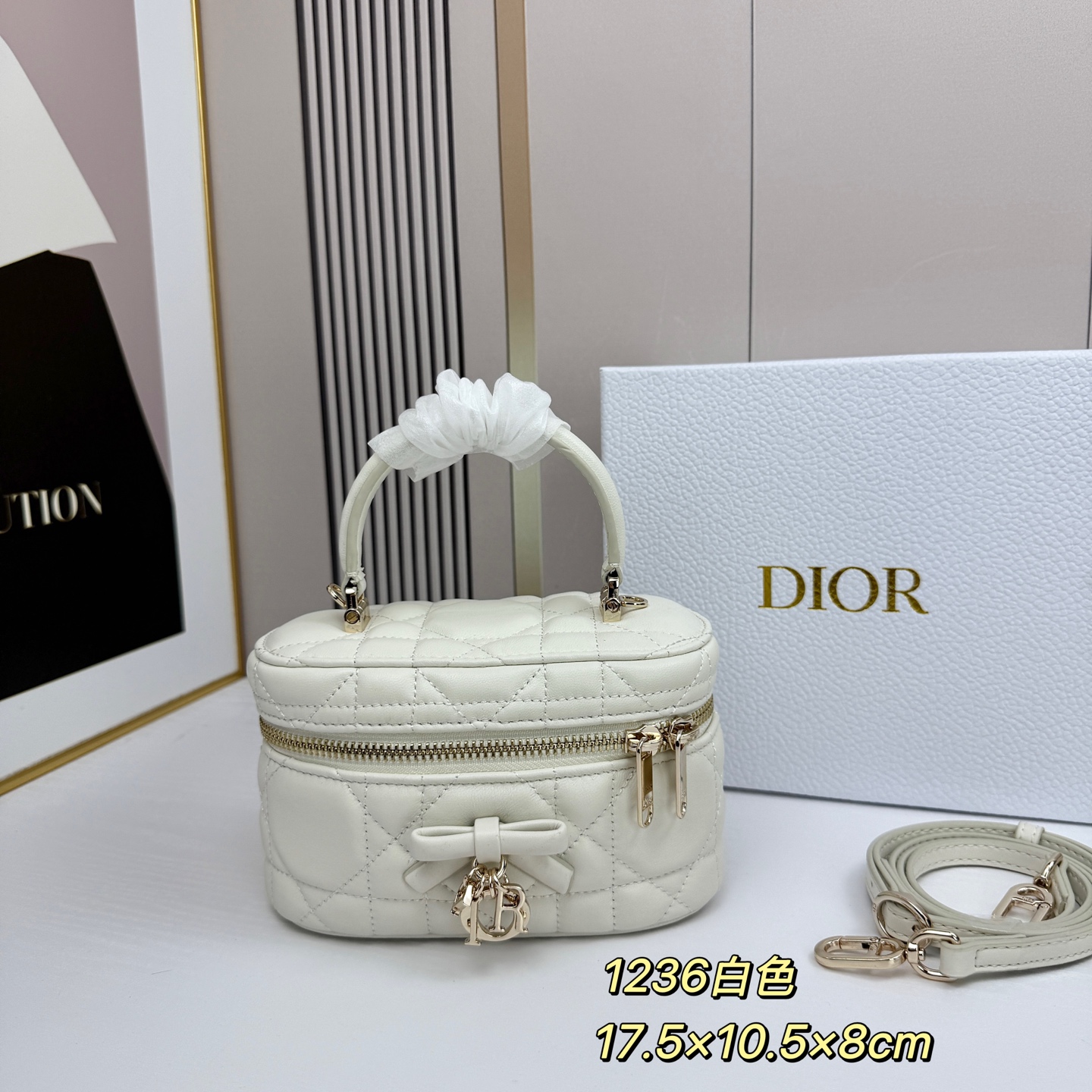 Dior蝴蝶结化妆包，经典菱格+蝴蝶结金属吊饰，优雅精致感拉满✨柔软的小羊皮轻便耐用，日常通勤、出街都超