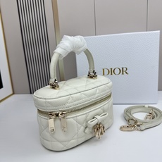 Dior蝴蝶结化妆包,经典菱格+蝴蝶结金属吊饰,优雅精致感拉满✨柔软的小羊皮轻便耐用,日常通勤、出街都超 Dior蝴蝶结化妆包,经典菱格+蝴蝶结金属吊饰,优雅精致感拉满✨柔软的小羊皮轻便耐用,日常通勤、出街都超