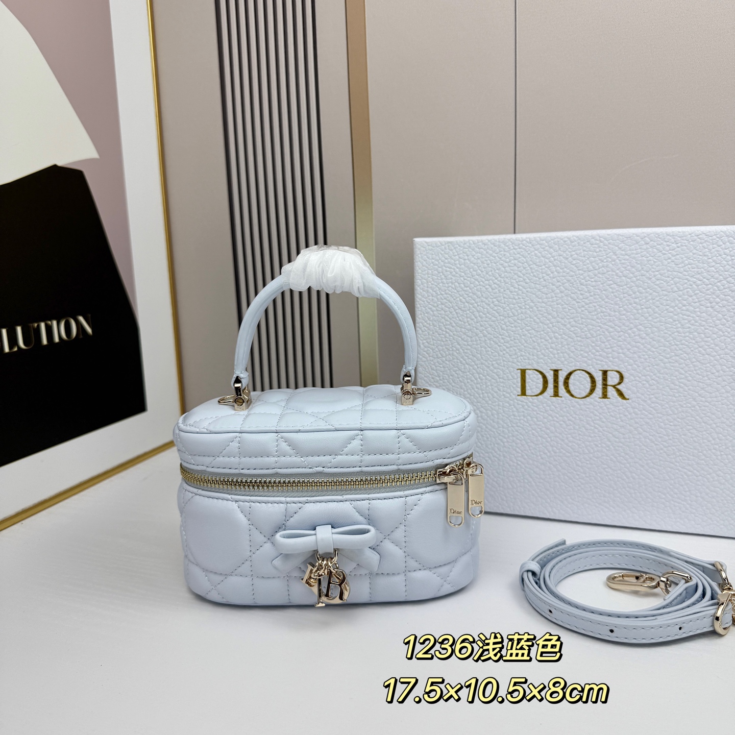 Dior蝴蝶结化妆包，经典菱格+蝴蝶结金属吊饰，优雅精致感拉满✨柔软的小羊皮轻便耐用，日常通勤、出街都超