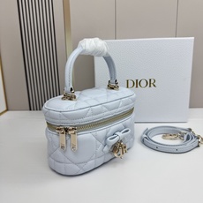 Dior蝴蝶结化妆包,经典菱格+蝴蝶结金属吊饰,优雅精致感拉满✨柔软的小羊皮轻便耐用,日常通勤、出街都超 Dior蝴蝶结化妆包,经典菱格+蝴蝶结金属吊饰,优雅精致感拉满✨柔软的小羊皮轻便耐用,日常通勤、出街都超
