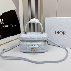 Dior蝴蝶结化妆包,经典菱格+蝴蝶结金属吊饰,优雅精致感拉满✨柔软的小羊皮轻便耐用,日常通勤、出街都超 Dior蝴蝶结化妆包,经典菱格+蝴蝶结金属吊饰,优雅精致感拉满✨柔软的小羊皮轻便耐用,日常通勤、出街都超