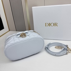 Dior蝴蝶结化妆包,经典菱格+蝴蝶结金属吊饰,优雅精致感拉满✨柔软的小羊皮轻便耐用,日常通勤、出街都超 Dior蝴蝶结化妆包,经典菱格+蝴蝶结金属吊饰,优雅精致感拉满✨柔软的小羊皮轻便耐用,日常通勤、出街都超