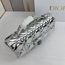 最新款 蝴蝶结🎀 配盒子 这款My Dior迷你链条手袋优雅实用,进一步丰富了此系列。奶白色和黑色双色 最新款 蝴蝶结🎀 配盒子 这款My Dior迷你链条手袋优雅实用,进一步丰富了此系列。奶白色和黑色双色