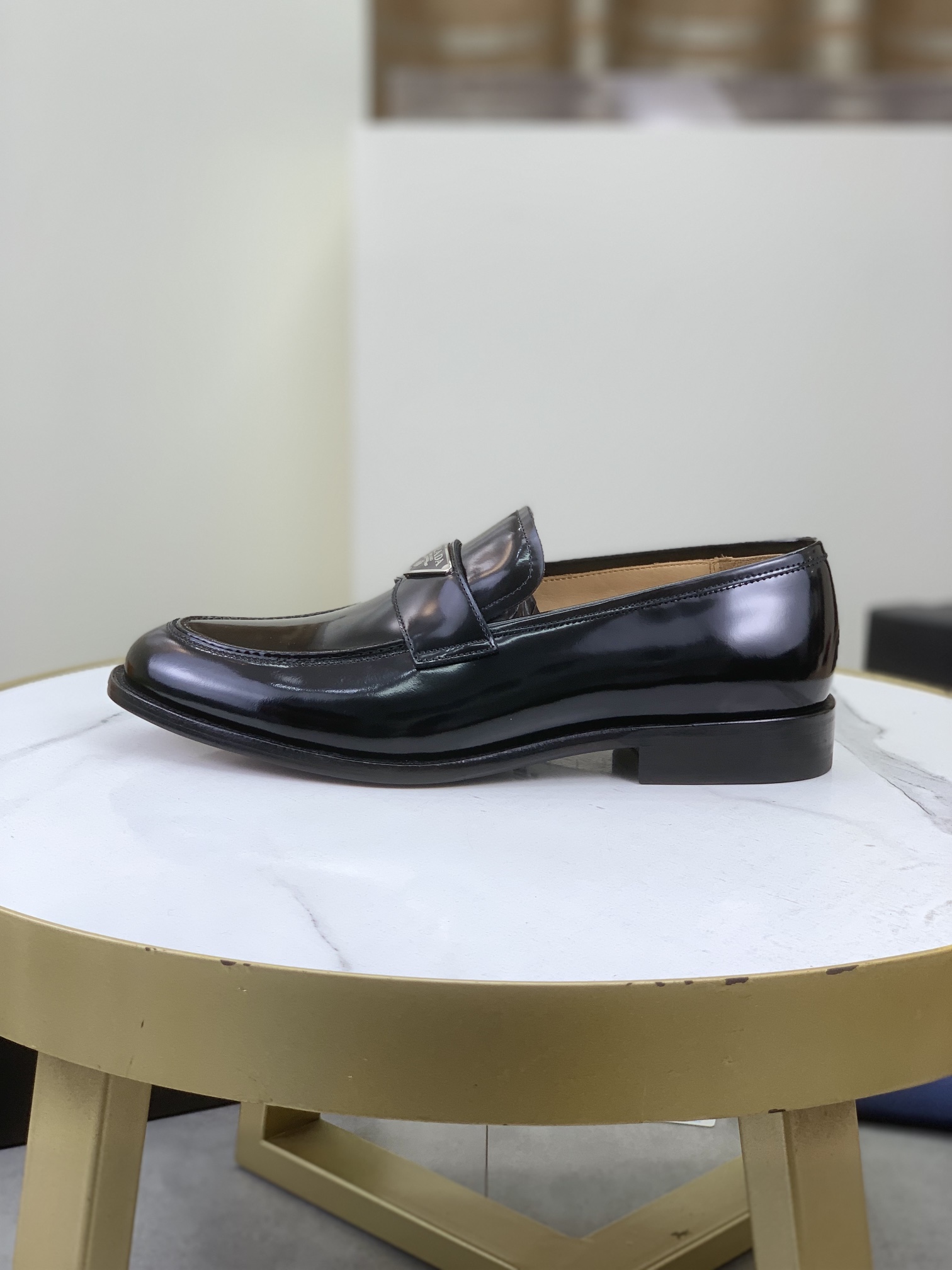 NO:345474,(High-end leather outsole) Original single quality, top version PRADA - Prada. Men's business casual leather shoes, top cow goods. 1:1 shipment luxury and honorable all use imported original brand fabrics, just to create a more comfortable wearing experience. The upper is comfortable to open the edge beads calfskin top imported water dye all cowli, original lightweight and comfortable high-end leather outsole size 39-44 (38.45.46 can be customized), prada, cowhide, Leather soles19860909（高级真皮大底）原单品质,顶级版本 ＰＲＡＤＡ——普拉达.男士商务休闲皮鞋,顶级牛货.1:1出货奢华尊贵全部采用进口原版品牌布料,只为打造更为舒适的穿着体验,鞋面原版舒适开边珠小牛皮顶级进口水染全牛里,原版轻便舒适高级真皮大底码数39-44（38.45.46可以定做）,,prada,cowhide,Leather soles,Men's shoes