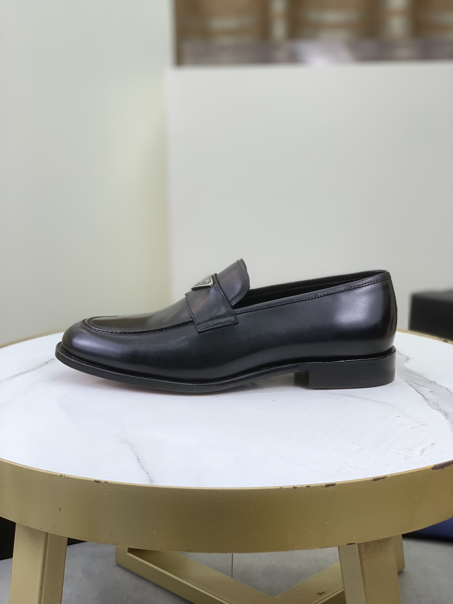 NO:345435,(High-end leather outsole) Original single quality, top version PRADA - Prada. Men's business casual leather shoes, top cow goods. 1:1 shipment luxury and honorable all use imported original brand fabrics, just to create a more comfortable wearing experience. The upper is comfortable and comfortable calfskin top imported water dyed all beef, original lightweight and comfortable high-end leather outsole size 39-44 (38.45.46 can be customized), prada, cowhide, Leather soles19860909（高级真皮大底）原单品质,顶级版本 ＰＲＡＤＡ——普拉达.男士商务休闲皮鞋,顶级牛货.1:1出货奢华尊贵全部采用进口原版品牌布料,只为打造更为舒适的穿着体验,鞋面原版舒适精选小牛皮顶级进口水染全牛里,原版轻便舒适高级真皮大底码数39-44（38.45.46可以定做）,,prada,cowhide,Leather soles,Men's shoes