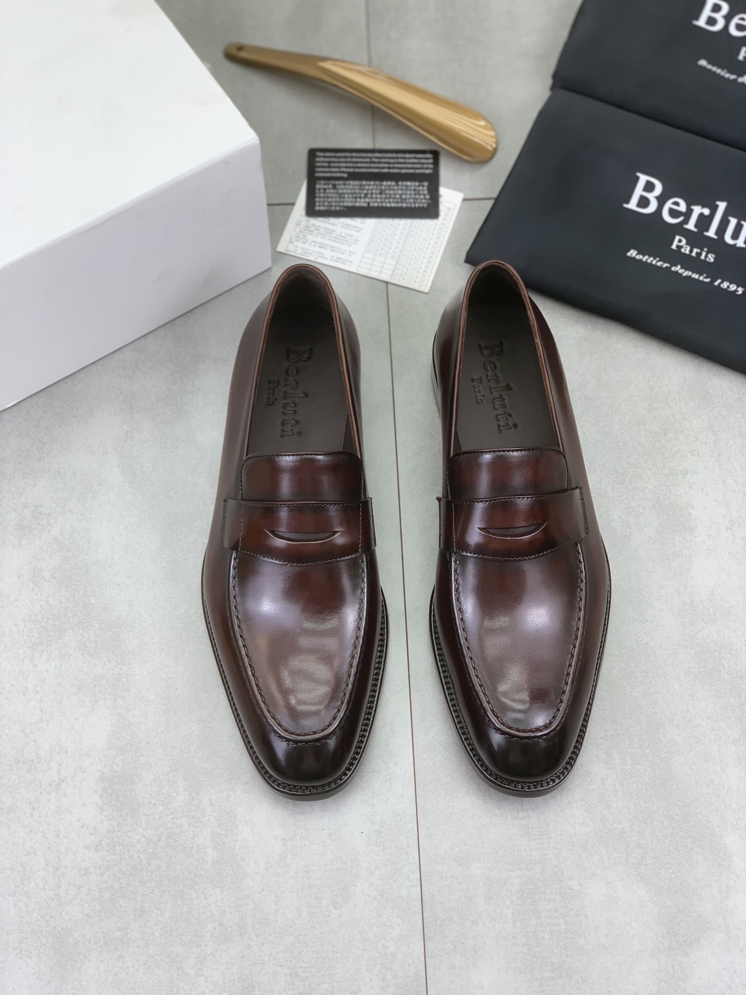 Precio de fábrica P500 Suela de cuero Berluti/Bruti 2024 Nueva llegada Cuero de vaca importado Mater