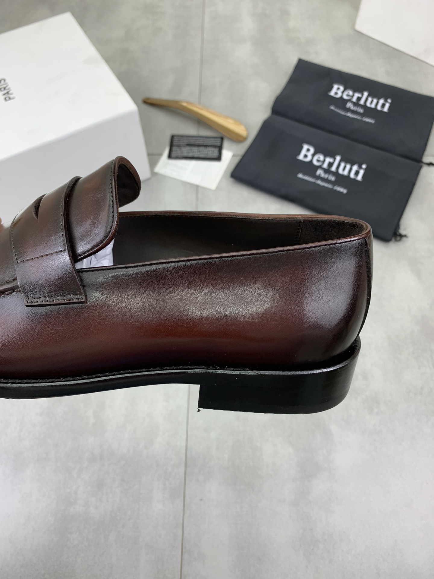 Precio de fábrica P500 Suela de cuero Berluti/Bruti 2024 Nueva llegada Cuero de vaca importado Mater