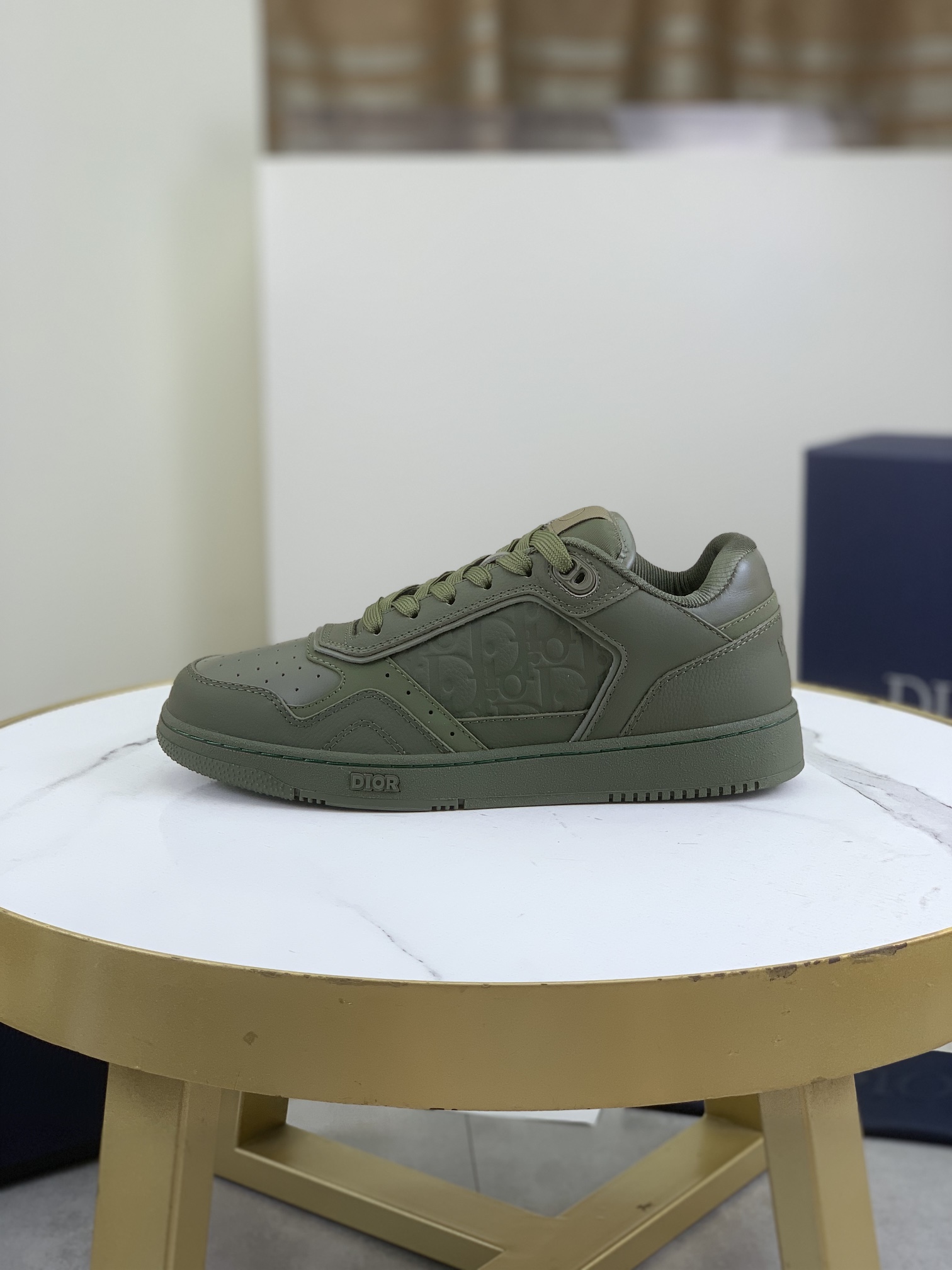 NO:280760,Top quality Dior couple sports shoes Top high-end version Purchase quality Original development Dior spring and summer new B27 couple sports shoes are new products in this series, (Dior) B27 sneakers, original purchase New early spring old-fashioned sports shoes, a popular model of major celebrities and internet celebrities. The footing effect is very nice. B27 sports shoes created by Italian craftsmen. The layers are clearly displayed with a unique three-dimensional effect to show modern and elegant style, comparable to Dior x AJ1, classic presbyopia embroidery elements are currently out of stock on the entire network. The original 1:1 set of lasts is perfect shoe shape. Dior's classic style. It is carefully crafted from black smooth cowhide leather, and the sides are decorated with beige and black Oblique printed inserts. 