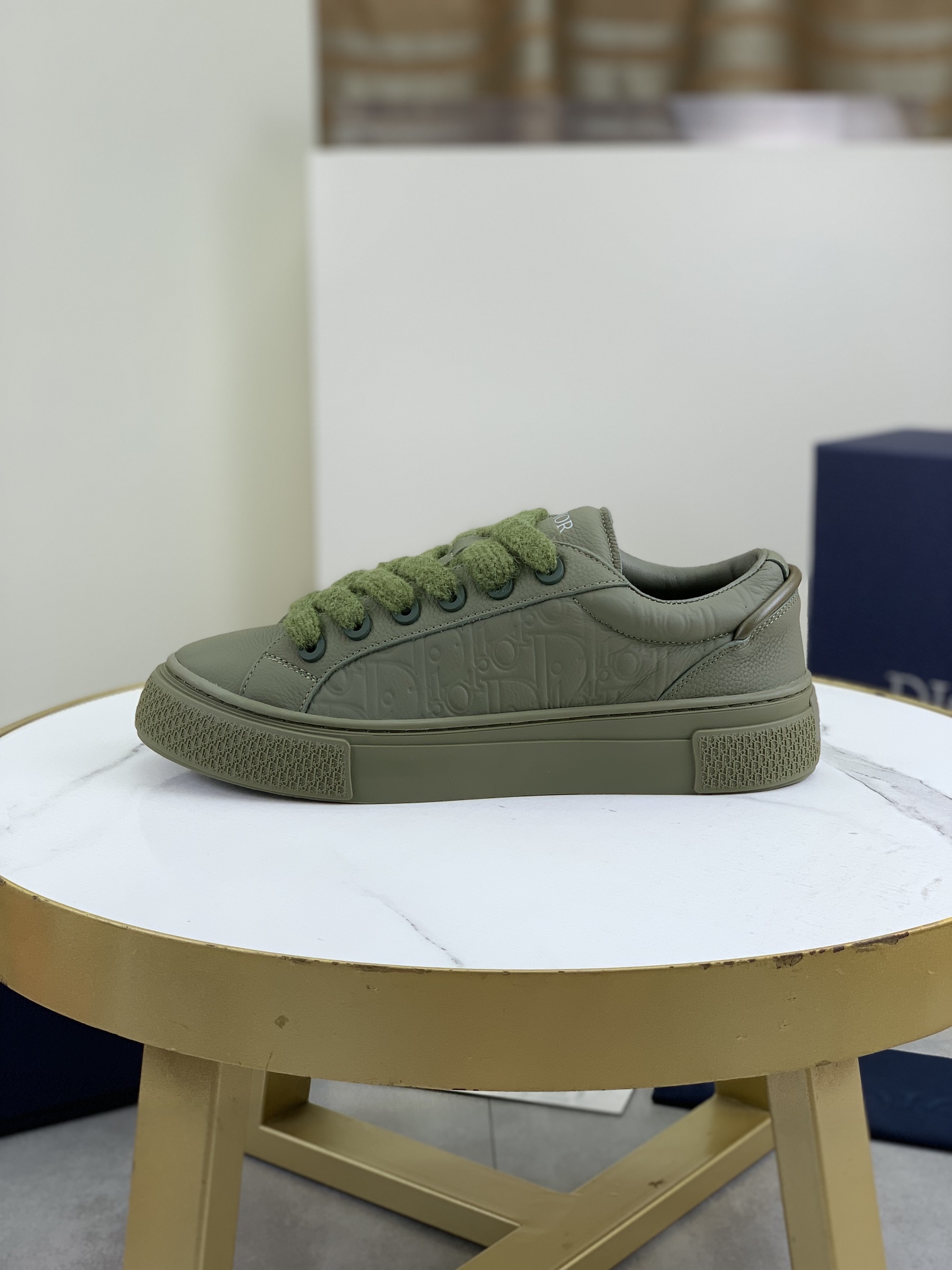 NO:284594,Top version of DIOR B33 couple sneakers, white smooth cowhide and Oblique printed upper, new autumn style, new interpretation of classic tennis shoes, fashionable silhouette highlights the heavy texture. It is carefully crafted from white smooth cowhide, decorated with Oblique print, paired with padded tongue with Dior logo, white mohair wide laces and matte finish tone brass eyelets, unique. Creamy white Oblique printed rubber sole, and contrasting Dior 30 Avenue Montaigne logo on the back to enhance the style, which can add fashionable temperament to the casual look. Full package size 35-45 (46 custom made without return),,dior,dior,sneakers,cowhide19860909顶级版本 DIOR迪奥 B33情侣款运动鞋 白色光滑牛皮和 Oblique 印花鞋面 秋季新款,全新演绎经典的网球鞋,时尚廓形突显厚重质感.采用白色光滑牛皮革精心制作,饰以 Oblique 印花,搭配饰以 Dior 标志的加垫鞋舌、白色马海毛宽鞋带和哑光饰面同色调黄铜孔眼,别具一格.奶油白色 Oblique 印花效果橡胶鞋底,后侧饰以对比鲜明的 Dior 30 Avenue Montaigne 标志提升格调,可为休闲造型增添时尚气质.全套包装 码数35-45（46定做不退换）,,dior,dior,sneakers,cowhide,Men's shoes