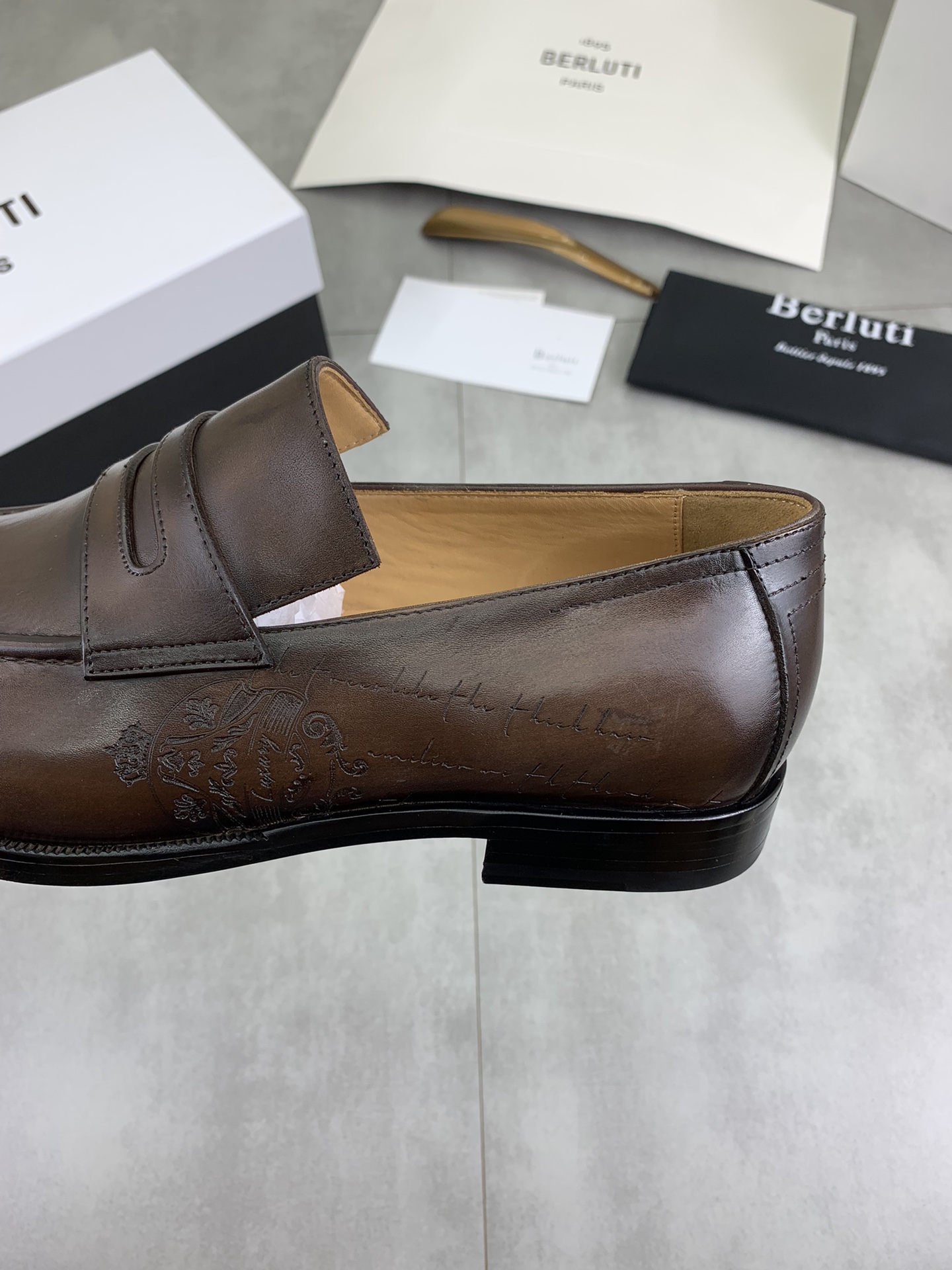 Precio de fábrica P510 Suela de cuero Berluti/Bruti 2024 Nueva llegada Material de cuero de vaca imp