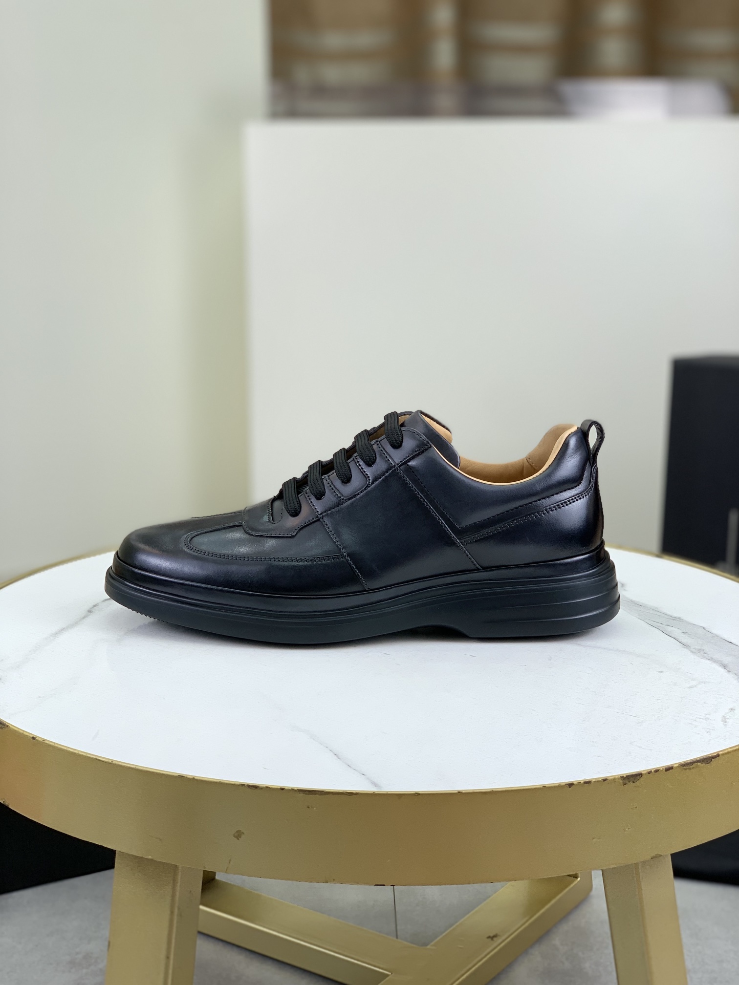 NO:357247,Top version [dunhill] Dunhill focuses on fashionable high-end customization men's brand. The code 39-44 (37 38 customized) focuses on high-end customization!  goods!  Top craftsmanship [Strong]!  All use French imported cowhide leather (super texture and feel) to create a softer and more comfortable foot feeling!  The calfskin is dyed with imported water inside, and the pads are made of thick wear-resistant cream bark!  Fully imported foamed sole!  !  Super versatile casual!  Gentlemanly style!  Black color brown color optional Premium packaging, cowhide19860909顶级版本【dunhill】登喜路 专注时尚高端定制男士品牌 正码39一44（37 38 定做） 专注高端定制！货！顶级手工艺[强]！全采用法国全面进口牛皮皮料(超强质感、手感),打造更柔软舒适脚感！内里进口水染小牛皮,附垫均用厚实耐磨树膏皮！全进口发泡大底！！超级百搭休闲！绅士风！颜色黑色 棕色颜色可选 精品包装,,cowhide,Men's shoes