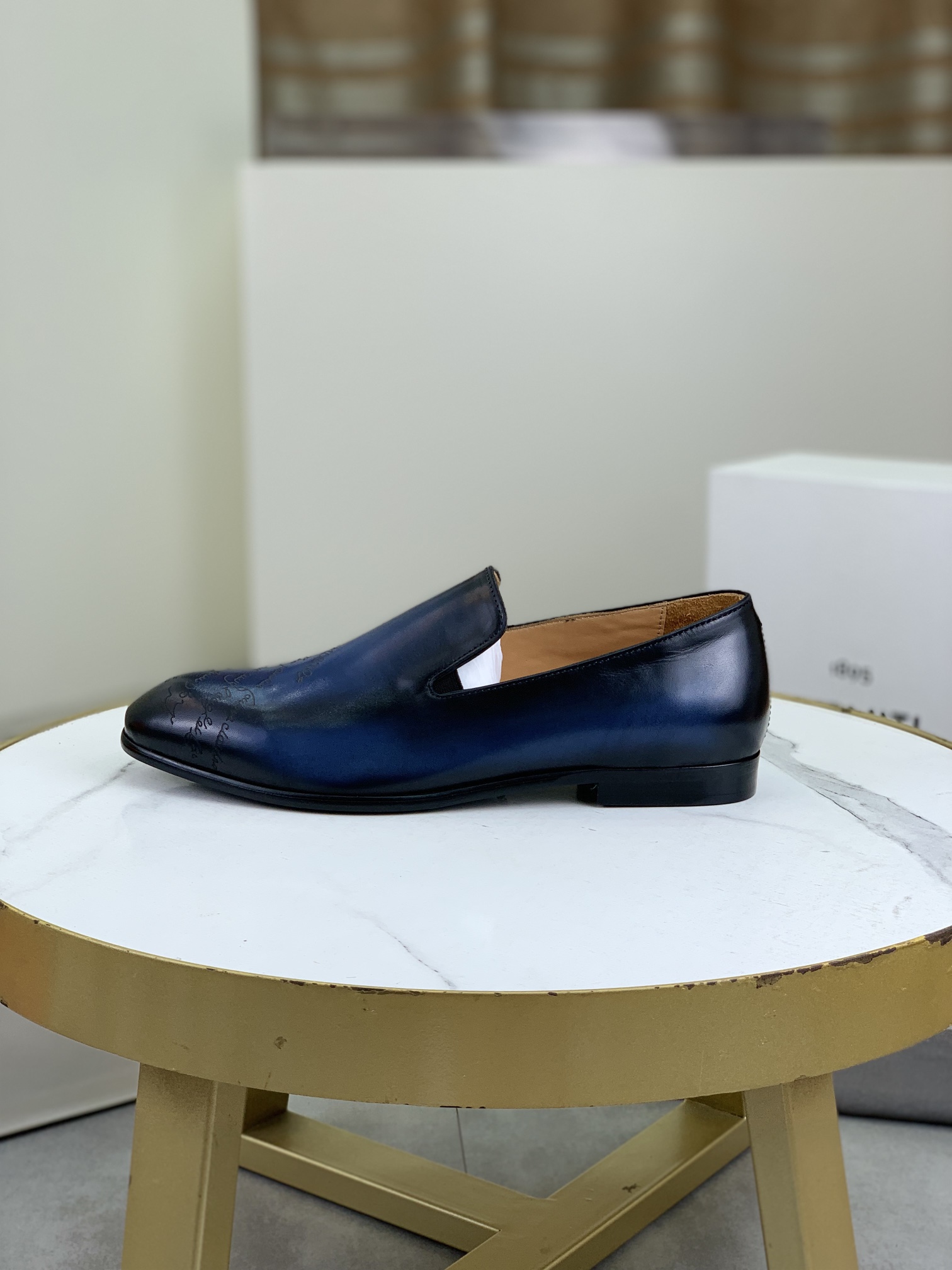 NO:578333,Berluti/Bruti high-end genuine leather outsole formal leather shoes, using imported cowhide leather uppers, soft and stylish, hand-made color change technology, low-key luxury temperament, comfortable and breathable version, calfskin leather feet, imported genuine leather outsole, showing extraordinary attitude, full set of counter original packaging Size39-46 (38.47 custom-made), loafers, loafers, cowhide, Leather soles19860909Berluti/布鲁提高端真皮大底正装皮鞋,采用进口牛皮鞋面 柔软有型,手工改色工艺,低调奢华气质,舒适透气版型,小牛皮真皮垫脚 进口真皮大底,彰显不凡态度 全套专柜原包装 Size39-46（38.47定做）,乐福鞋,loafers,cowhide,Leather soles,Women's Shoes