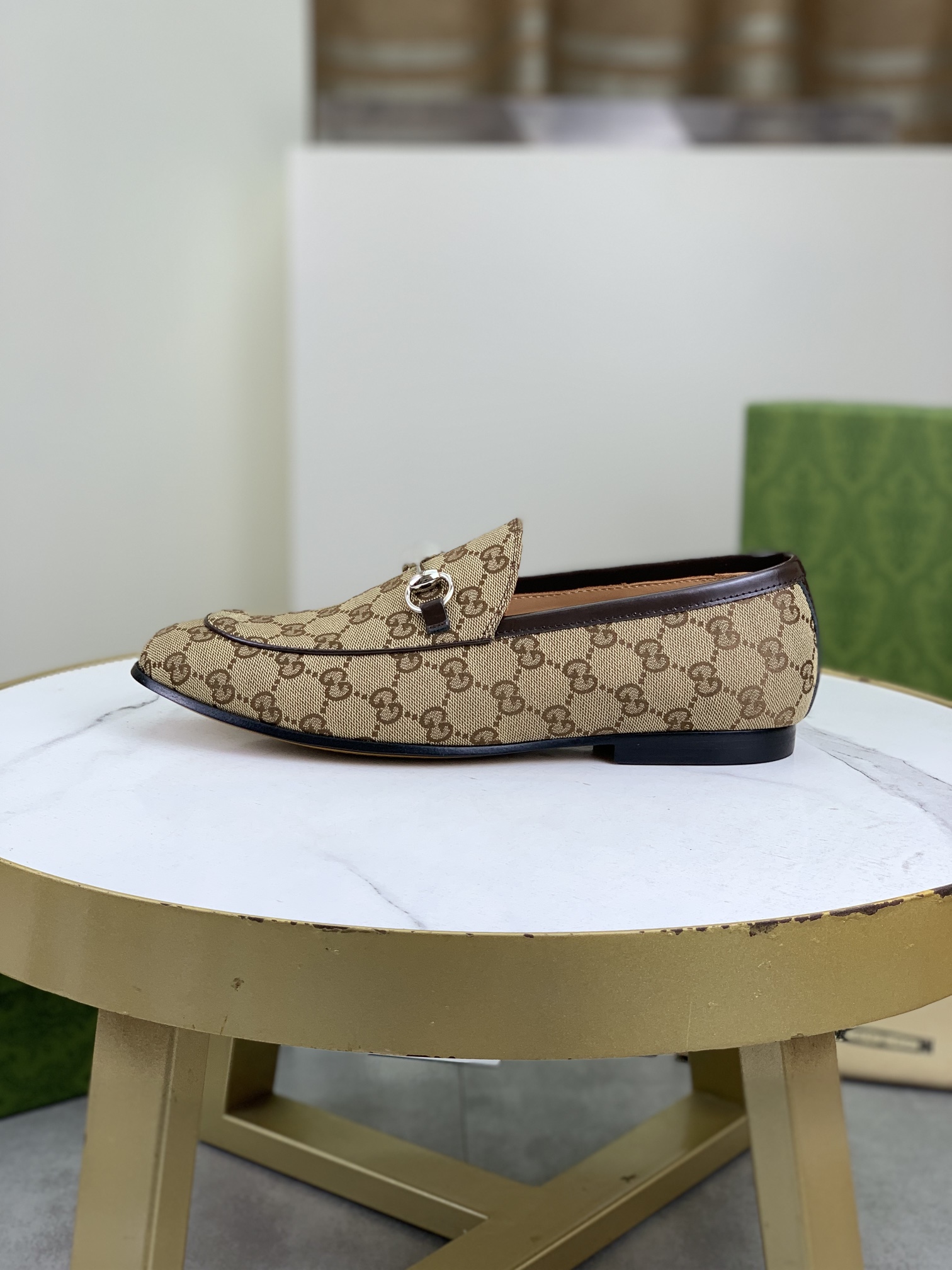 NO:271634,Top quality (general leather outsole series) [GUCCI] Gucci business leather shoes, 1:1 top purchasing quality, imported upper selected original double G denim cowhide edges, inner foot pads are all imported original water dyed cowhide, imported original custom Italian handmade leather outsole, size 39-44 (38 45 46 can be customized),, gucci, gucci, cowhide, Leather soles19860909顶级品质（真皮大底系列）【GUCCI】古驰商务皮鞋,1:1顶级代购品质,鞋面进口精选原版双G牛仔布牛皮包边,内里垫脚均用进口原版水染牛皮,进口原版订制意大利手工真皮大底,码数39-44（38 45 46可以定做）,,gucci,gucci,cowhide,Leather soles,Men's shoes