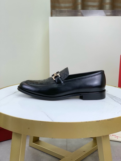 Salvatore Ferragamo Mocassins en Cuir Noir avec Détails Croco et Boucle 1 Salvatore Ferragamo Mocassins en Cuir Noir avec Détails Croco et Boucle