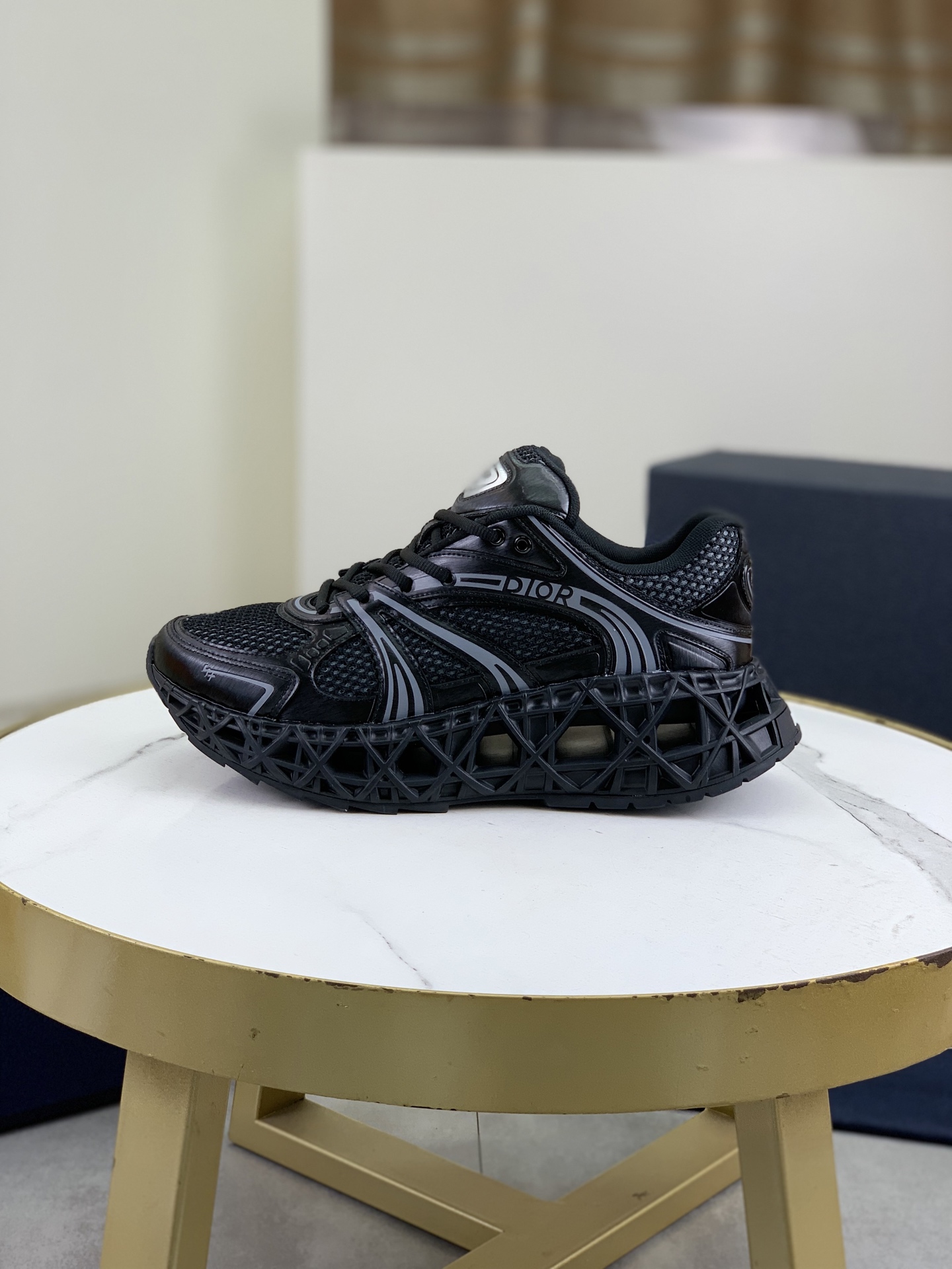 NO:271875,The top version of Dior Chrono high-version sports running shoes 2025 new product, with white and black mesh fabrics and leather effect inserts, both sides are decorated with computer-printed CD logos, star patches on the tongue and Dior logo on the heel, and many details show the style. The inner part is matched with the original color mesh, the large body is supported by a low-temperature shaping piece, and is filled with light feather cotton to keep the inner part full and soft and fit the feet. The exclusive mold opening sole adopts an integrated molding process, and does not need to consider the peeling of the sole decorative accessories, and is light, comfortable, sturdy and wear-resistant. The two-color shoelace accessories are exquisitely decorated with metal pentagonal pendant, creating a high-end trendy and casual look. Size 39-45 (customized for 38.46) top packaging,,dior,dior19860909顶级版本 迪奥Dior Chrono 高版本运动跑步鞋 2025新品,以白色和黑色网眼织物搭配皮革效果镶片,两侧饰以电脑打印 CD 标志、鞋舌上的星星补丁和鞋跟的 Dior 标志,诸多细节彰显格调. 内里搭配原版配色网布,大身内部采用低温定型片整体支撑,并填充轻羽棉保持内里饱满柔软贴脚.独家开模大底采用一体成型工艺,不用考虑鞋底装饰配件开胶掉落等问题,且穿着轻盈舒适又坚固耐磨,双色鞋带配饰精致的金属五角星吊坠,时刻打造高端潮流休闲造型. 码数39-45（38.46定做）顶级包装,,dior,dior,Men's shoes