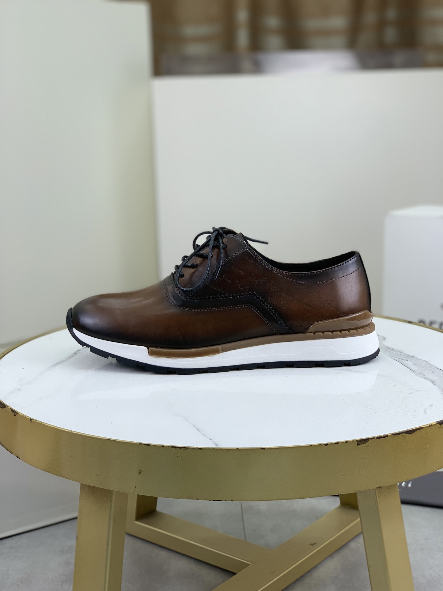 NO:272616,Top version Berluti men's sports and casual shoes. The fabric is made of original cowhide and is hand-made tone to highlight the upper line feeling | Bright palladium-plated eyelets | Internal padded heel | Original private mold TPU rubber outsole 5 colors available Size39-45 (customized at 38.46), cowhide19860909顶级版本 Berluti布鲁提男士运动休闲鞋 面料采用原版牛皮纯手工改色｜强烈对比色调突出鞋面线条感｜明镀钯孔眼｜内部衬垫鞋跟｜原版私模TPU橡胶大底 5色可选 Size39-45（38 .46定做）,,cowhide,Men's shoes