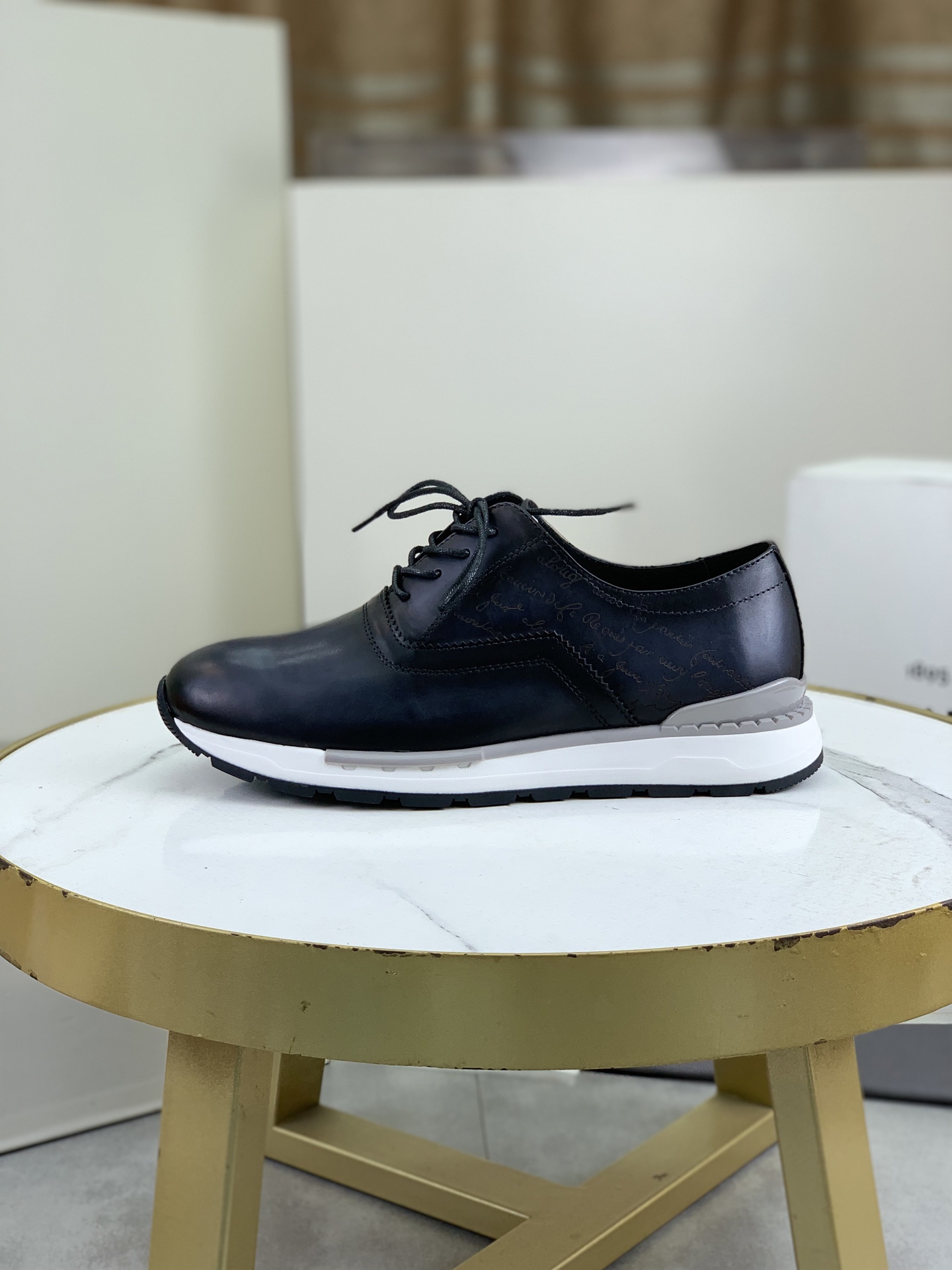 NO:272619,Top version Berluti men's sports and casual shoes. The fabric is made of original cowhide and is hand-made tone to highlight the upper line feeling | Bright palladium-plated eyelets | Internal padded heel | Original private mold TPU rubber outsole 4 colors available Size39-45 (38.46 customized),,cowhide19860909顶级版本 Berluti布鲁提男士运动休闲鞋 面料采用原版牛皮纯手工改色｜强烈对比色调突出鞋面线条感｜明镀钯孔眼｜内部衬垫鞋跟｜原版私模TPU橡胶大底 4色可选 Size39-45（38 .46定做）,,cowhide,Men's shoes