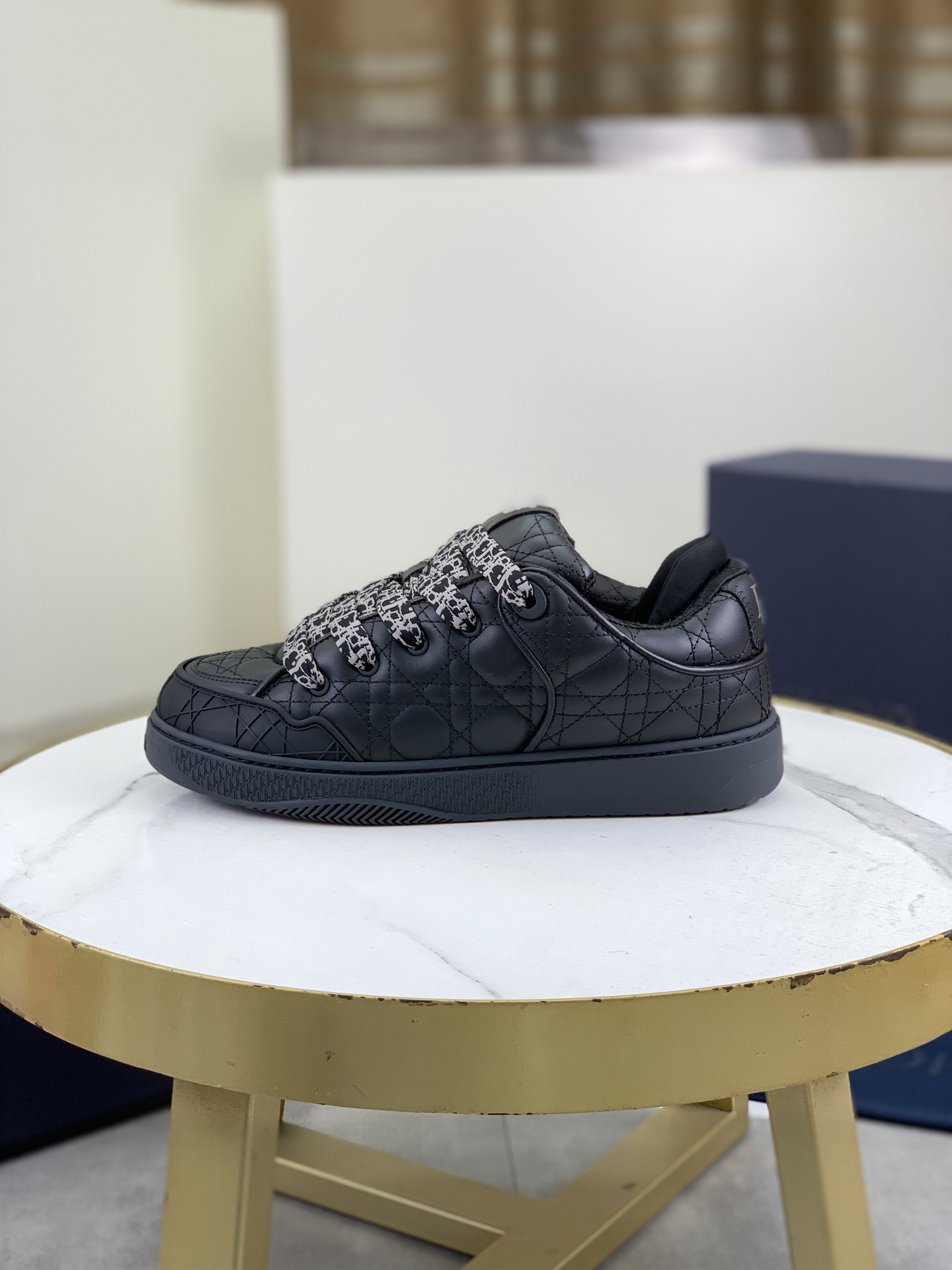 NO:273221,The top version of Dior Chrono high-version sports running shoes 2025 new product, with white and black mesh fabrics and leather effect inserts, both sides are decorated with computer-printed CD logos, star patches on the tongue and Dior logo on the heel, and many details show the style. The inner part is matched with the original color mesh, the large body is supported by a low-temperature shaping piece, and is filled with light feather cotton to keep the inner part full and soft and fit the feet. The exclusive mold opening sole adopts an integrated molding process, and does not need to consider the peeling of the sole decorative accessories, and is light, comfortable, sturdy and wear-resistant. The two-color shoelace accessories are exquisitely decorated, creating a high-end trendy and casual look. Size 38-45 Top packaging,,dior,dior19860909顶级版本 迪奥Dior Chrono 高版本运动跑步鞋 2025新品,以白色和黑色网眼织物搭配皮革效果镶片,两侧饰以电脑打印 CD 标志、鞋舌上的星星补丁和鞋跟的 Dior 标志,诸多细节彰显格调. 内里搭配原版配色网布,大身内部采用低温定型片整体支撑,并填充轻羽棉保持内里饱满柔软贴脚.独家开模大底采用一体成型工艺,不用考虑鞋底装饰配件开胶掉落等问题,且穿着轻盈舒适又坚固耐磨,双色鞋带配饰精致的金属五角星吊坠,时刻打造高端潮流休闲造型. 码数38-45 顶级包装,,dior,dior,Men's shoes