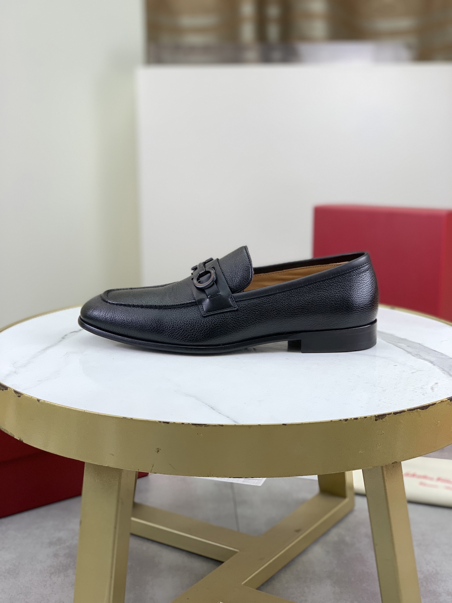 NO:273772,Top quality (general leather outsole series) [Salvatore Ferragamo] Ferragamo business leather shoes, 1:1 top purchasing quality, imported upper selected original calfskin, inner foot pads are all imported original water dyed cowhide, imported original custom Italian handmade genuine leather outsole, size 39-44 (38 45 46 can be customized),, louis vuitton, ferragamo, ferragamo, cowhide, Leather soles19860909顶级品质（真皮大底系列）【Salvatore Ferragamo】菲拉格慕商务皮鞋,1:1顶级代购品质,鞋面进口精选原版小牛皮,内里垫脚均用进口原版水染牛皮,进口原版订制意大利手工真皮大底,码数39-44（38 45 46可以定做）,,louis vuitton,ferragamo,ferragamo,cowhide,Leather soles,Men's shoes