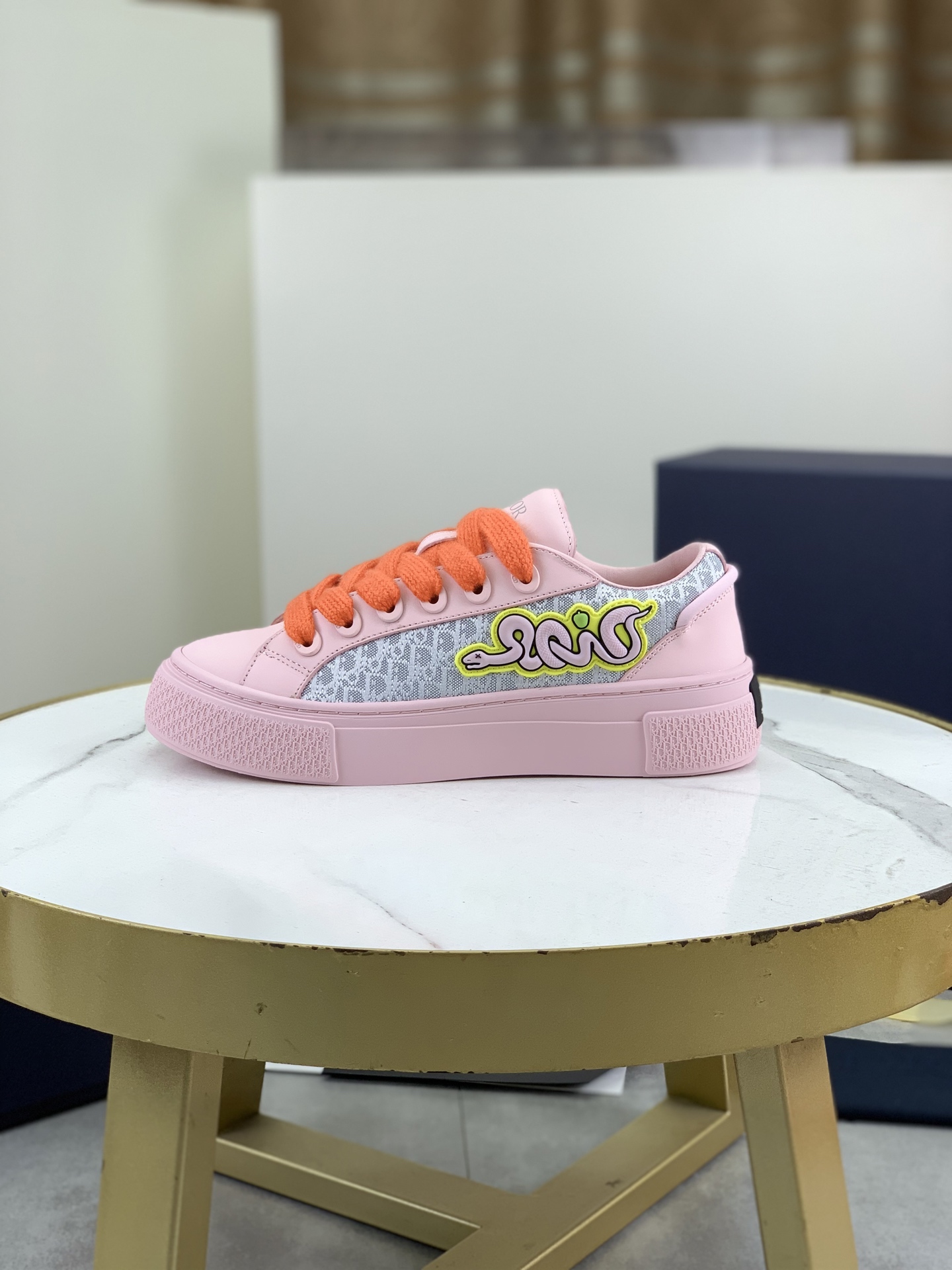 NO:284590,Snake Year Limited Edition Top Version DIOR B33 Couple Sports Shoes White Smooth Cowhide and Oblique Printing Upper New 2025 Fall New, a new interpretation of classic tennis shoes, fashionable silhouette highlights the heavy texture. It is carefully crafted from white smooth cowhide leather, decorated with Oblique print, and is paired with padded tongue with Dior logo, white mohair wide laces and matte finish tone brass eyelets, unique. Creamy white Oblique printed rubber sole, and contrasting Dior 30 Avenue Montaigne logo on the back to enhance the style, which can add fashionable temperament to the casual look. Full package size 35-45 (46 custom made without return),,dior,dior,sneakers,cowhide19860909蛇年限定款 顶级版本 DIOR迪奥 B33情侣款运动鞋 白色光滑牛皮和 Oblique 印花鞋面 2025秋季新款,全新演绎经典的网球鞋,时尚廓形突显厚重质感.采用白色光滑牛皮革精心制作,饰以 Oblique 印花,搭配饰以 Dior 标志的加垫鞋舌、白色马海毛宽鞋带和哑光饰面同色调黄铜孔眼,别具一格.奶油白色 Oblique 印花效果橡胶鞋底,后侧饰以对比鲜明的 Dior 30 Avenue Montaigne 标志提升格调,可为休闲造型增添时尚气质.全套包装 码数35-45（46定做不退换）,,dior,dior,sneakers,cowhide,Men's shoes