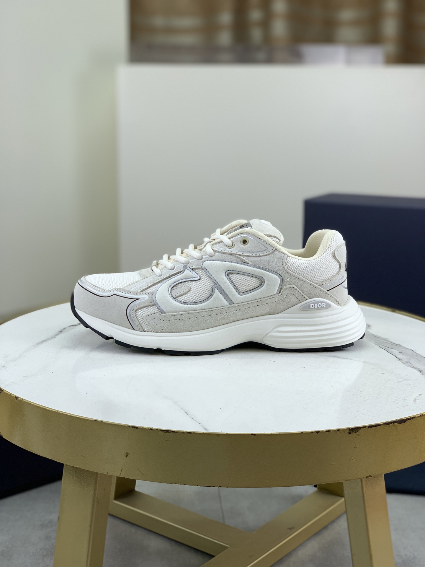 NO:274777,Top quality DIOR men's B30 low-top sneakers co-branded series This season's newly launched B30 low-top sneakers are one of the flagship styles of the series. They are carefully crafted with cowhide upper spliced ​​mesh fabric and white technology fabric, decorated with reflective CD30 graphic logos. The heel and tongue are marked with B30 and CD30, and the extra light engraving effect rubber sole is matched with iconic embellishments to enhance the style. The internal elastic details create an ideal comfortable wearing experience, which can be matched with various casual styles. Size: 35-46 (customized for note 46), dior, dior, sneakers, cowhide19860909顶级品质 DIOR迪奥男款 B30低帮运动鞋联名系列 本季全新推出的这款B30低帮运动鞋是该系列的旗舰款式之一.采用牛皮鞋面拼接网眼织物和白色科技面料精心制作,饰以反光CD30图形标志.鞋跟和鞋舌以B30和CD30标志,格外轻盈的雕刻效果橡胶鞋底搭配标志性的点缀提升格调,内部弹力细节塑造理想的舒适穿着体验,可与各式休闲造型搭配.彰显时尚现代的运动风范 Size:35-46（注46定做）,,dior,dior,sneakers,cowhide,Men's shoes