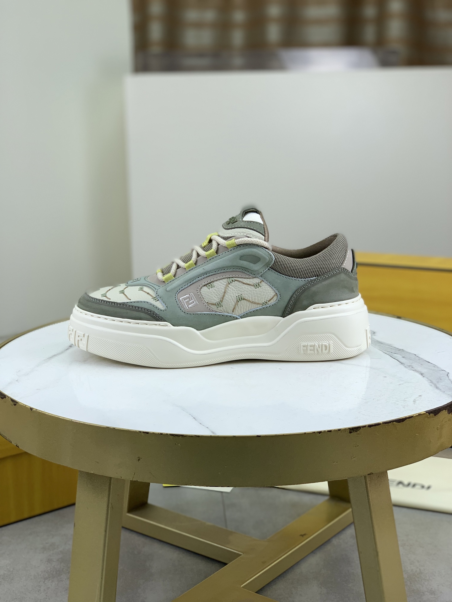 NO:276743,Real price Summer hottest [FENDI] top version New sneakers, wavy soles are engraved with original words. The heel is embossed with embossed Fendi Flow. The upper is made of high-end calfskin and breathable. The original inner part is decorated with the same color details with innovative handcraftsmanship. Ultra-light wear-resistant TPU and IP foam soles, which are light and comfortable overall. Size: 39-44 (38 45 can be customized), fendi, fendi, sneakers, cowhide19860909实价 夏季爆款【FENDI 芬迪】顶级版本 新品一脚蹬运动鞋,波浪形鞋底刻有原版字样.鞋跟饰有凸纹压花Fendi Flow字样.鞋面采用高端小牛皮材质和透气材质.原版内里 以创新手工技艺装饰的同色系细节.超轻耐磨TPU和IP发泡鞋底,整体轻便舒适. Size:39-44（38 45可以定做）,,fendi,fendi,sneakers,cowhide,Men's shoes