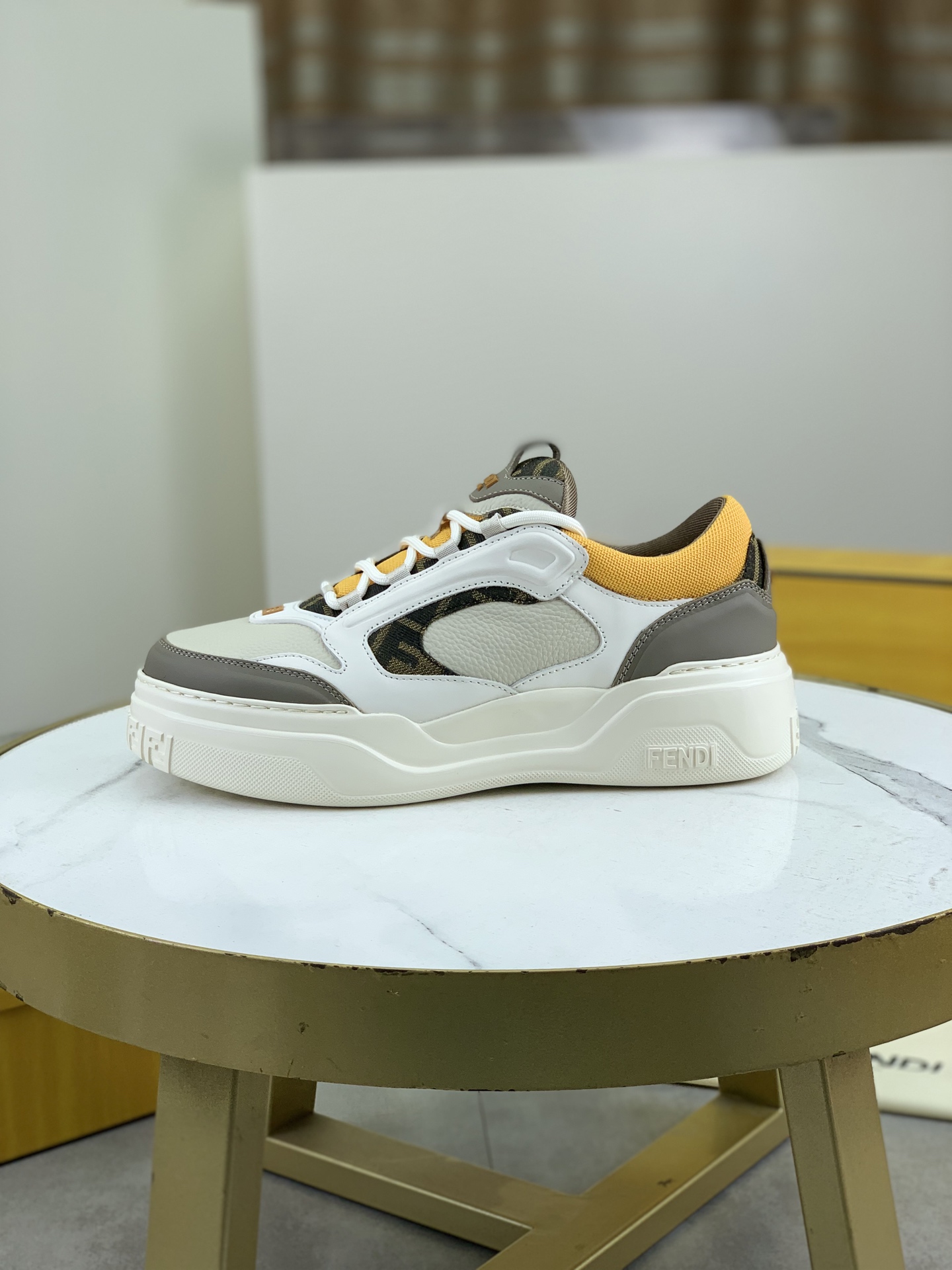 NO:276749,Real price Summer hottest [FENDI] top version New sports shoes, wavy soles are engraved with original words. The heel is embossed with embossed Fendi Flow. The upper is made of high-end calfskin and breathable material. The original inner part is decorated with the same color details decorated with innovative handcraftsmanship. Ultra-light wear-resistant TPU and IP foam soles, which are light and comfortable overall. Size: 39-44 (38 45 can be customized),,fendi,fendi,sneakers,cowhide19860909实价 夏季爆款【FENDI 芬迪】顶级版本 新品运动鞋,波浪形鞋底刻有原版字样.鞋跟饰有凸纹压花Fendi Flow字样.鞋面采用高端小牛皮材质和透气材质.原版内里 以创新手工技艺装饰的同色系细节.超轻耐磨TPU和IP发泡鞋底,整体轻便舒适. Size:39-44（38 45可以定做）,,fendi,fendi,sneakers,cowhide,Men's shoes