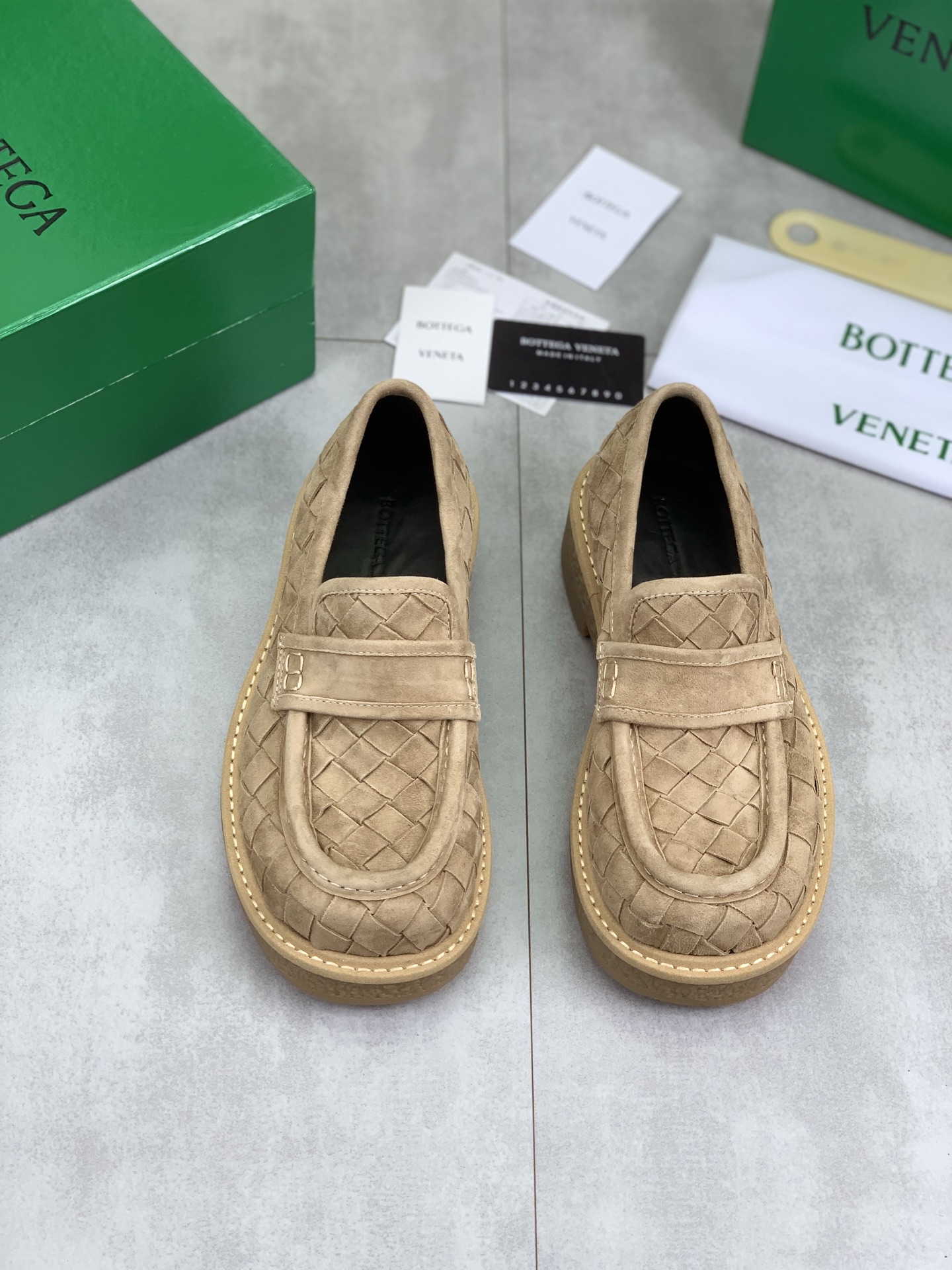 NO:409989,(Men's model) Top high-end version Purchase quality Original development Bottega Veneta Baodie Family Couple Haddock Knitted Loafer Fashion Show Men and Women's Style Series, took more than three months to upgrade the version to finally be perfectly replicated. We made every detail exactly the same as the genuine one. Decisively keep the styles of your favorites, how can you not keep the handsome guys and beauties? Multiple craftsmanship, the market's top quality is welcome to compare, unconditional PK for any details, there are pictures and truths, and today's Internet celebrities and domestic and foreign celebrities are taking advantage of it!  Trendy men and women are fully responsible for their outfits. The original wrinkle effect rubber outsole imported from Italy, no matter how many versions there are on the market, you will be filled with surprises when you get it!  Perfect genuine version, free to enter and exit the counter. Pure hand-woven and heavy craftsmanship. A must-have for fashion men, the craftsmanship texture is the quality. This product uses the original imported Italian custom-made top-grade rough suede cowhide knitting design, exquisite oil edge craftsmanship, perfect computer needle car threading, small round head design, easy to wear, easy to put on and take off, easy to get, the inner is selected from high-end original apricot-colored water-dyed cowhide inner lining, benchmarking and matching original craftsmanship. The sole is made of the best rubber material, the material pairing, and the shoe shape is more domineering and textured. It is exquisite and meticulous, and more durable. Many fashionable men and women are competing to plant grass in punk style to match. The moment you get it, you will be full of surprises!  Perfect genuine version, welcome to compare quality and workmanship, pressure-free quality assurance, enter and exit the counter at will. Fabric imported from Italy original rough suede cowhide inner lining imported from Italy original water dyed cowhide footbed Italian imported from Italy original water dyed cowhide outsole imported from Italy original wrinkled rubber sole back sole: 4 cm (thick sole height is the same as original) Women's size 35-39 (34.40 custom made, no return or exchange) Men's size 39-44 (38.45 custom made, no return or exchange) Packaging: Top high-end full set of original consistent authentic packaging, loafers, bottega veneta, bottega veneta, loafers, cowhide19860909（男款）顶级高端版本 代购品质 原版开发 BottegaVeneta葆蝶家情侣款Haddock编织乐福鞋时装秀男女同款系列,耗时三个多月升级版终于完美复刻,我们把每一个细节做得和正品一模一样.出货果断自留款式,喜欢的帅哥和美女怎能不自留,多重工艺,市场顶级品质欢迎对比,无条件任何细节PK 有图有真相,当今网红国内外明星们纷纷上脚！潮男潮女穿搭全面担当.意大利进口原版皱纹效果橡胶外底无论市面有多少版本,当你拿到它的那一刻都会充满惊喜！完美的正品级版本,随意进出专柜.纯手工编织制作重磅工艺. 时尚潮男必备,讲究的就是工艺质感,本产品采用意大利进口原版定制顶级粗糙绒面牛皮编织设计,精致油边工艺,完美电脑针车走线,小圆头设计,易穿搭 易穿脱 轻松拿,内里选用高档原版一致杏色水染牛皮内里 对标对版 原厂工艺.大底采用最好的橡胶材质 材料对版,鞋型楦型更为霸气 有质感.精工细作 更扛造耐穿,众多时尚潮男潮女们朋克风争相种草 搭配.当你拿到它的那一刻都会充满惊喜！完美的正品级版本,欢迎对比质量和做工,无压力的品质保障,随意进出专柜. 面料意大利进口原版粗糙绒面牛皮 内里意大利进口原版水染牛皮 垫脚意大利进口原版水染牛皮 大底意大利进口原版皱纹橡胶底 底后:4厘米(厚底高度原版一致) 女码35-39（34.40定做,不退不换） 男码39-44（38.45定做,不退不换) 包装: 顶级高端全套原版一致正品包装,乐福鞋,bottega veneta,bottega veneta,loafers,cowhide,Women's Shoes