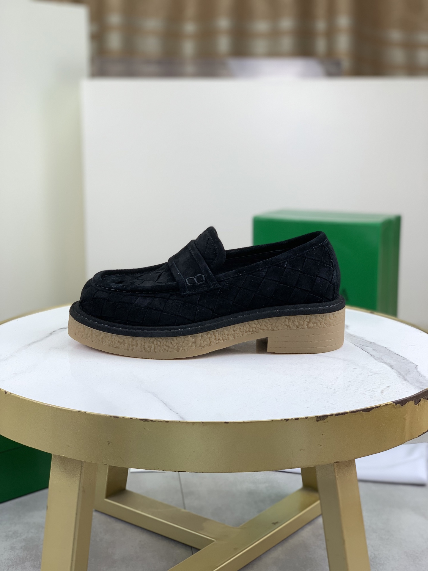 NO:276552,Top quality BOTTEGA VENETA official website synchronizes the latest model. The top version of the highest version of the BV business leather shoes in the market, accepts material comparison, shoe shape comparison, craftsmanship comparison, practical and textured, versatile for any occasion, the more you look, the more flavorful it is. Pure hand-woven craftsmanship - upper material, imported original matte calf leather - high-quality water-dye cowhide - original private mold customized outsole - Size women 35-39 (40 custom made) men 39-44 (38 45 custom made) with original BV green box, full packaging.,,bottega veneta,bottega veneta,cowhide19860909顶级品质 BOTTEGA VENETA官网同步最新款 顶级版市场最高版本的BV商务皮鞋, 接受材质对比 鞋型对比 工艺对比 实用又有质感·百搭适用任何场合、越看越有味道.纯手工编织工艺 -鞋面材质,进口原版磨砂小牛皮 -内里优质水染牛皮 -原版私模定制大底 -Size女35-39（40定做）男39-44（38 45定做） 配原版BV绿盒,全套包装.,,bottega veneta,bottega veneta,cowhide,Men's shoes