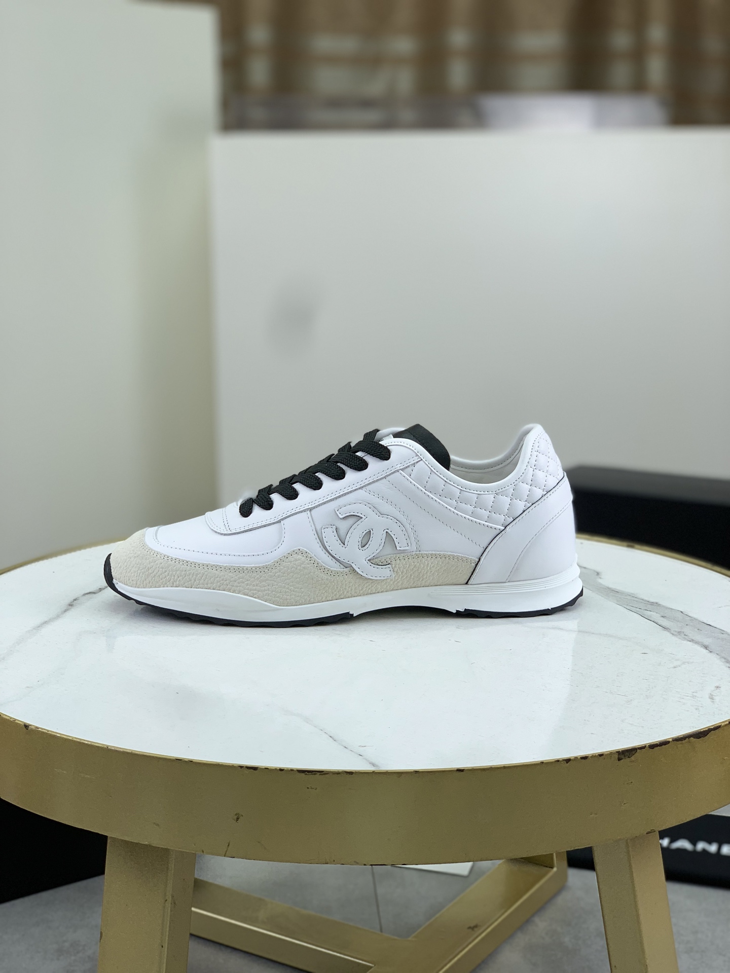 NO:277947,Top version Chanel Chanel 25p new Xiaoxiang Suede Panda Shoes Casual Sports Shoes Skateboard Shoes Original Purchase and Development Making Products Xiaoxiang C Home Another super hit counter, the love of internet celebrity bloggers and ladies, various praises from social platforms, popular super high texture and breathable super spring and summer, seeing this issue can always evoke the inner demand for fashion. The latest suede material, classic black and white color matching, full of fashionable feeling on the feet, easy to take care of fabric: original selected calfskin, custom-made soft imported sheepskin inner lining, original open mold TPU sole, bottom thickness 3CM, size 39-44 (38.45 customized),, chanel, chanel, chanel, sneakers, cowhide, sheepskin, chamois leather19860909顶级版本 Chanel香奈儿系25p新款小香 麂皮 熊猫鞋 休闲 运动鞋 滑板鞋 原版购入开发 做货 小香 C家 专柜又一超级大爆款,网红博主小姐姐们的挚爱,社交平台的各种夸赞,人气超高质感透气超级春夏,看到这期总能唤起内心对时髦的诉求 最新麂皮材质 经典黑白配色 上脚时髦感十足 容易打理 面料: 原版精选小牛皮 内里定制柔软进口羊皮内里 鞋底原版开模TPU大底 底厚3CM 码数39-44(38.45定做),,chanel,chanel,chanel,sneakers,cowhide,sheepskin,chamois leather,Men's shoes