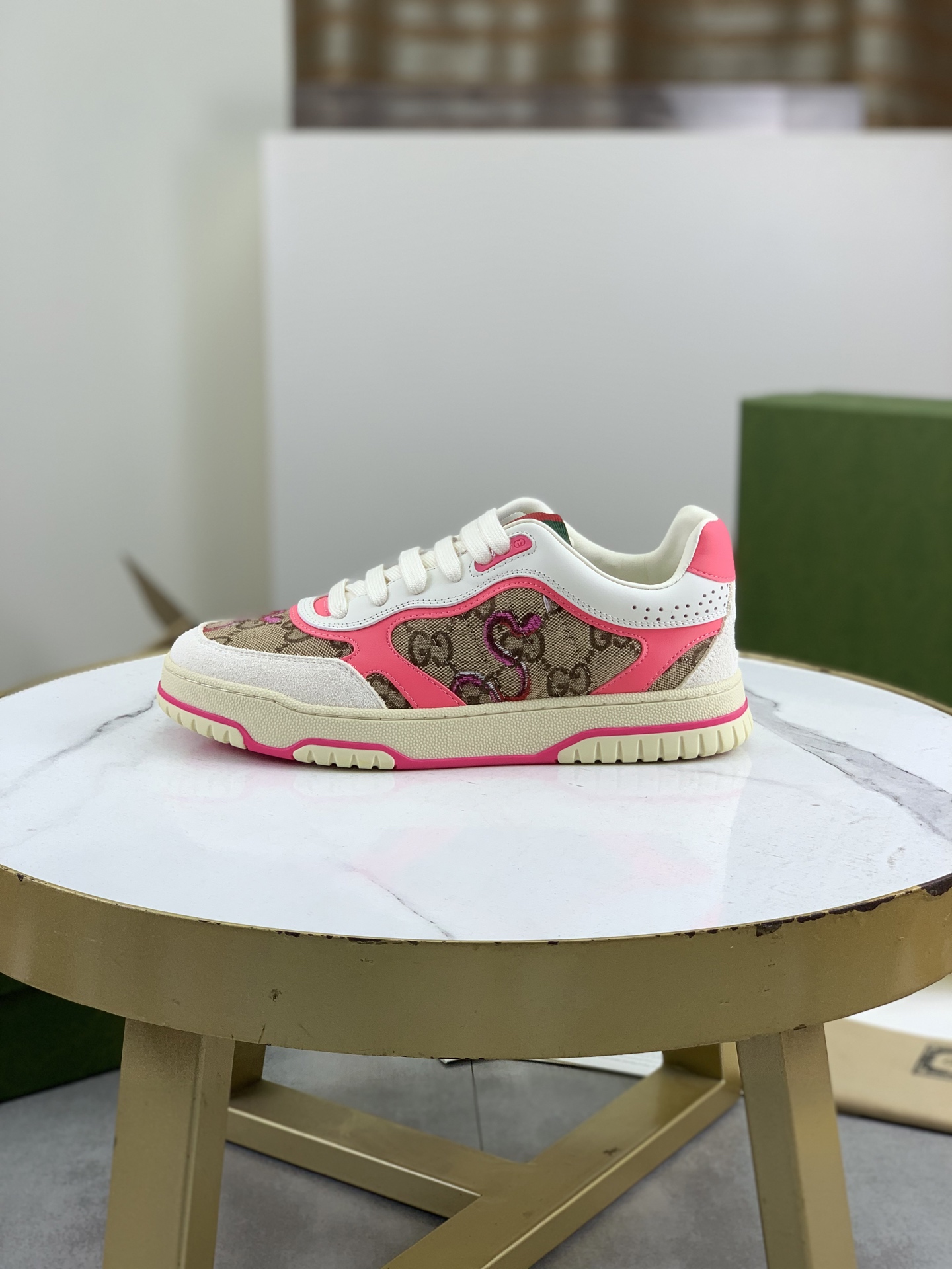 NO:277953,Top version Snake Year Limited Edition Gucci Couple Couple Model Low-Band Showcase Casual Sneakers, Top version!  The oil-edged craftsmanship is replicated one by one. The new model in the early spring creates a perfect style, cool and cool C-position fashionable outfit, classic shoe style with retro and futuristic feel, presenting a delicate texture!  Custom high-density bottom with open mold. Full set of packaging with aircraft box. Number of sizes: women 35-40 men 39-45 imported calfskin punching. Inner imported original sheepskin inner lining, gucci, gucci, sneakers, cowhide, sheepskin19860909顶级版本 蛇年限定款 Gucci 古驰情侣款秋冬低邦走秀款休闲运动鞋,顶级版本！油边工艺一比一复刻.早春新款,打造属于完美的风格,又酷又飒 c位时髦穿搭 带复古加未来感经典鞋型,呈现出精致质感！开模定制高密大底.全套包装配飞机盒 码数:女35-40 男39-45 面料进口小牛皮冲孔 内里进口原版羊皮内里,,gucci,gucci,sneakers,cowhide,sheepskin,Men's shoes