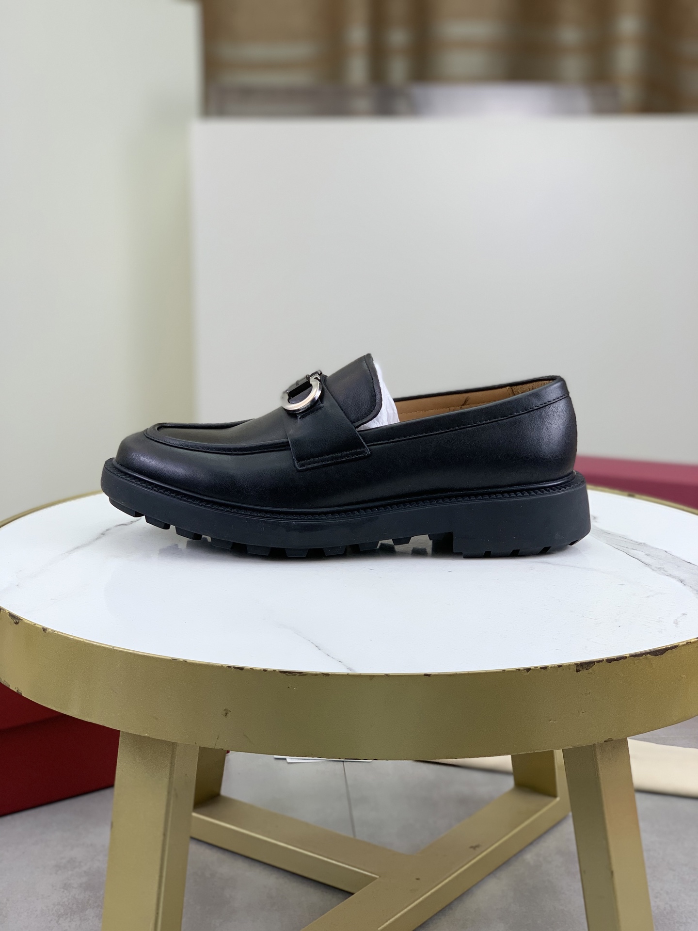 NO:278492,Top quality [Salvatore Ferragamo] Ferragamo business leather shoes, 1:1 top quality purchasing agent, imported upper selected original beaded calfskin, inner foot pads are all imported original water dyed cowhide, imported original custom Italian handmade lightweight foamed sole, size 39-44 (38 45 can be customized),, louis vuitton, ferragamo, ferragamo, cowhide19860909顶级品质【Salvatore Ferragamo】菲拉格慕商务皮鞋,1:1顶级代购品质,鞋面进口精选原版开边珠小牛皮,内里垫脚均用进口原版水染牛皮,进口原版订制意大利手工轻便发泡大底,码数39-44（38 45可以定做）,,louis vuitton,ferragamo,ferragamo,cowhide,Men's shoes