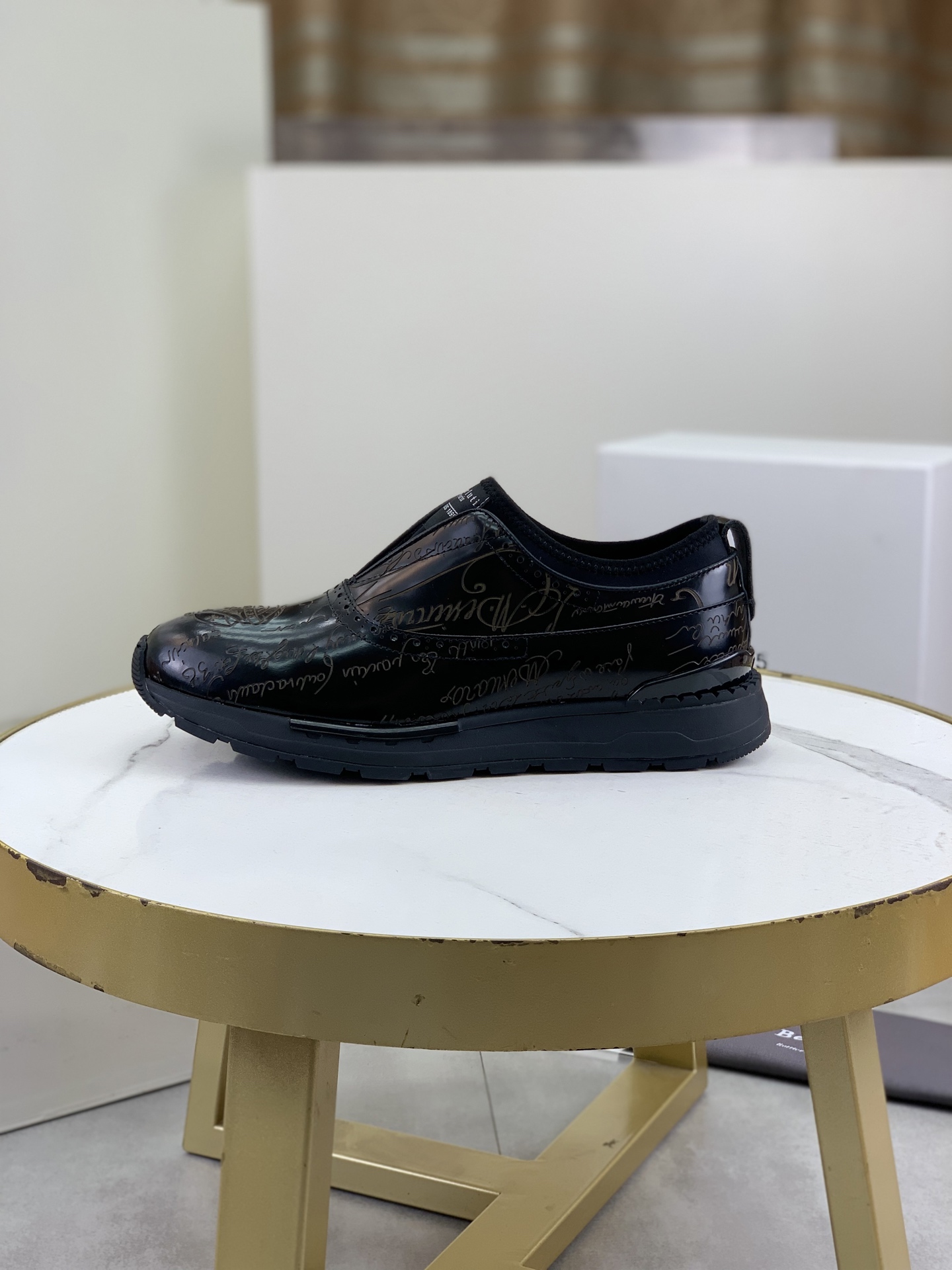 NO:278514,Top version Berluti men's sports and casual shoes. The fabric is made of original cowhide and is hand-made tone to highlight the upper line feeling | Bright palladium-plated eyelets | Internal padded heel | Original private mold TPU rubber outsole 5 colors available Size39-45 (customized at 38.46), cowhide19860909顶级版本 Berluti布鲁提男士运动休闲鞋 面料采用原版牛皮纯手工改色｜强烈对比色调突出鞋面线条感｜明镀钯孔眼｜内部衬垫鞋跟｜原版私模TPU橡胶大底 5色可选 Size39-45（38 .46定做）,,cowhide,Men's shoes