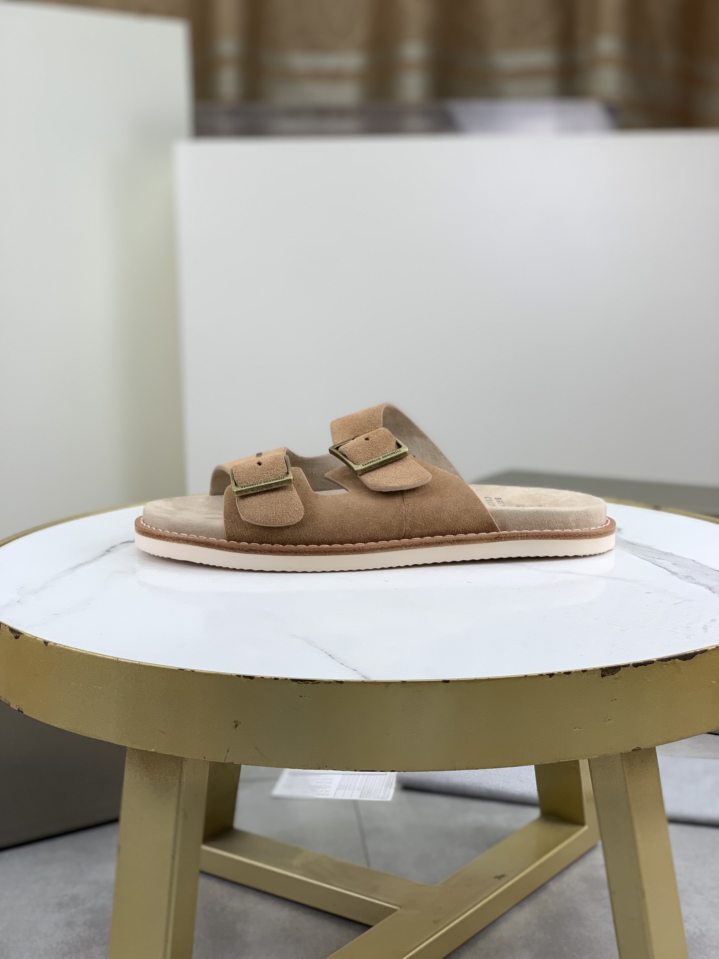 NO:278713,New Brunello Cucinelli BC men's casual men's sandals!  The uppers of this sandals are made of high mercerized water-washed fur imported from Italy. The inner and insole leather are also of the same grade. The outer waist of the upper is inlaid with brand electroplating and old craft buckles. The buckles can also be retracted at will, and you can control the weight loss foot!  The middle-level footbed is the original 1:1 replica private model, full of three-dimensional and skin-friendly feeling!  The bottom bottom is a high-density and elastic rubber foam cut material, which is wear-resistant and not easy to deform!  The surface surface of the large bottom is covered with 4mm thick Italian imported PVC edge strips, and the cost of this edge strip is dozens of meters!  This sandals are classic and never out of date!  The unique logo on the outsole and the unique water ripples groove design make the luxury instantly burst!  I don’t have to change my shoes this summer!  The shoe box uses an original drawer shoe box and is equipped with a shoe storage bag!  Size 38~46 (customized by 38, 46), brunello cucinelli,slippers19860909出 新款 Brunello Cucinelli BC男士休闲男凉拖鞋！此款凉拖鞋鞋面料采用意大利进口高丝光水洗翻毛皮,内里和鞋垫皮也是同等级皮革,鞋面外腰部位镶嵌品牌电镀做旧工艺扣带,扣带还可以随意伸缩,减肥脚廋都可以驾驭！中层脚床为原版1:1复刻私模,立体感和亲肤感十足！下层大底是高密度弹性大的橡胶发泡裁料,耐磨不易变形！大底表层周圈贴4mm厚意大利进口pvc沿条,光这种沿条成本都好几十块米了！此款凉拖鞋鞋型堪称经典,永不过时！外底上的个性logo和独特的水波纹凹槽设计,奢华度瞬间爆棚！带上它这个夏天就不用再换鞋了！鞋盒采用原版抽屉式鞋盒,配鞋履收纳袋！ 尺码38～46（38、46定做）,,brunello cucinelli,slippers,Men's shoes