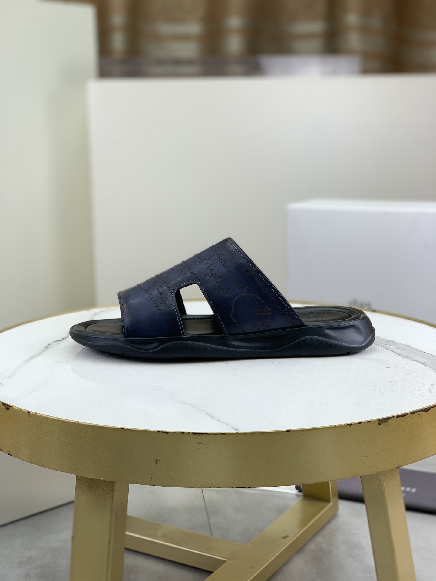 NO:278704,Top version Berluti men's sports and casual slippers The fabric is made of original cowhide pure hand-made color change｜Strong contrast tones highlight the upper line｜Light-plated palladium eyelets｜Internal padded heel｜Original private mold TPU foamed sole Multiple colors available Size39-45 (38.46 47 custom made),,slippers,cowhide19860909顶级版本 Berluti布鲁提男士运动休闲拖鞋 面料采用原版牛皮纯手工改色｜强烈对比色调突出鞋面线条感｜明镀钯孔眼｜内部衬垫鞋跟｜原版私模TPU发泡大底 多款色可选 Size39-45（38 .46 47定做）,,slippers,cowhide,Men's shoes