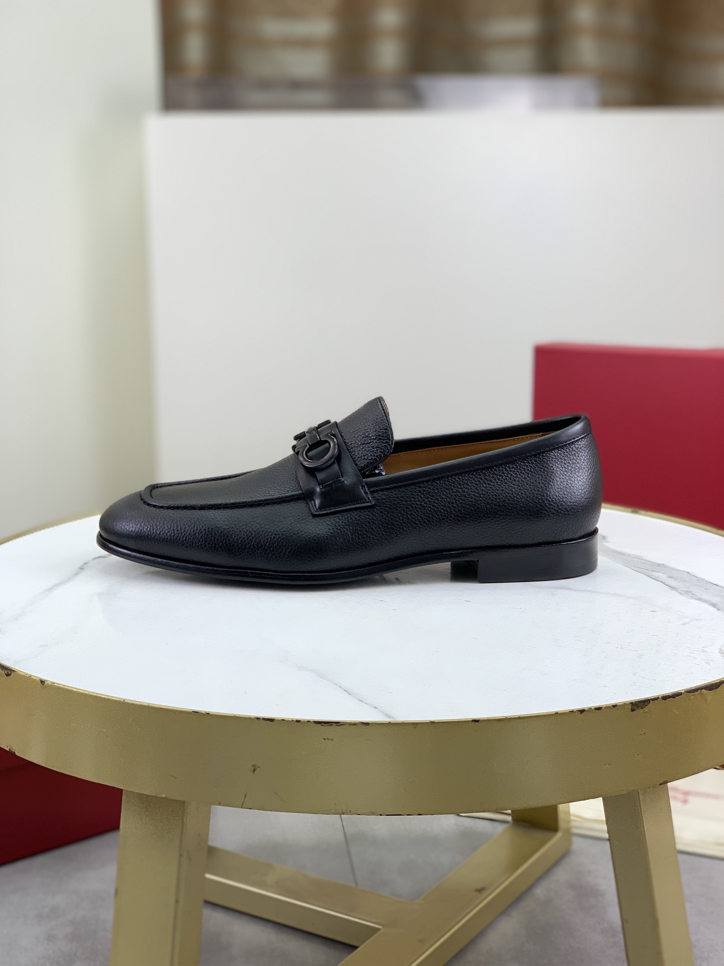 NO:278967,Top quality (general leather outsole series) [Salvatore Ferragamo] Ferragamo business leather shoes, 1:1 top purchasing quality, imported upper selected original calfskin, inner foot pads are all imported original water dyed cowhide, imported original custom Italian handmade genuine leather outsole, size 39-45 (38 46 can be customized),, louis vuitton, ferragamo, ferragamo, cowhide, Leather soles19860909顶级品质（真皮大底系列）【Salvatore Ferragamo】菲拉格慕商务皮鞋,1:1顶级代购品质,鞋面进口精选原版小牛皮,内里垫脚均用进口原版水染牛皮,进口原版订制意大利手工真皮大底,码数39-45（38 46可以定做）,,louis vuitton,ferragamo,ferragamo,cowhide,Leather soles,Men's shoes