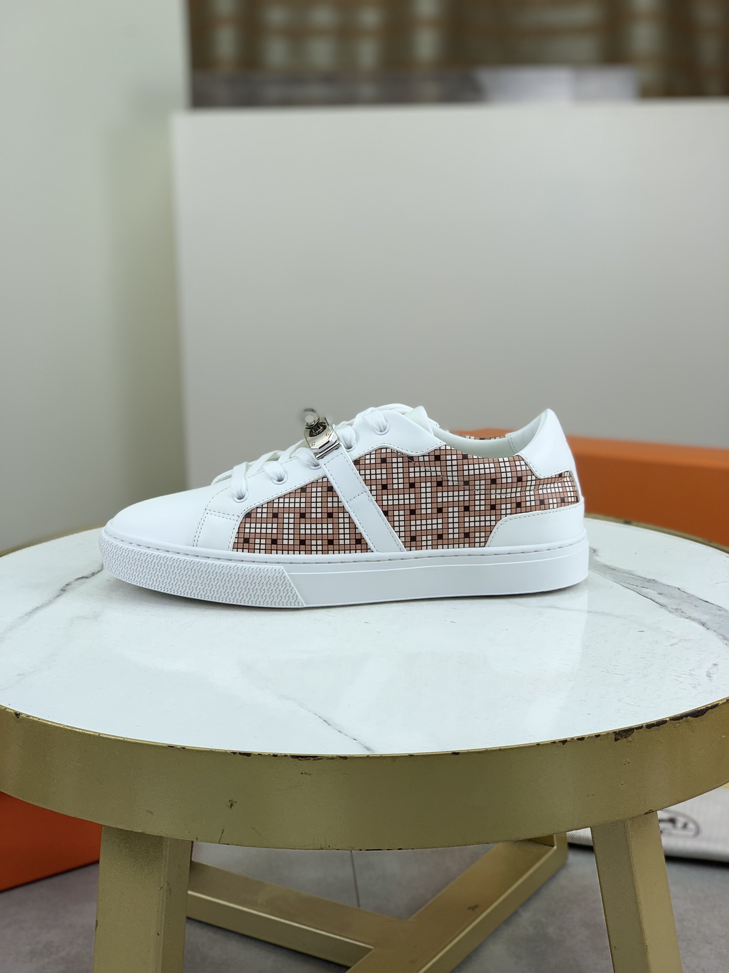 NO:279552,【HERMES】HERMES - High-end quality Original single - Upper calfskin, laser punch brand totem craft, shoe elastic telescopic strap, shoe tongue silk screen brand logo - Imported cowhide inside - Outsole ultralight TPR·rubber; molded outsole - Ultra-high quality control·fine workmanship highlighted (high-end, noble, grade) -Size 38-44 (45, custom made)·,,hermes,hermes,cowhide19860909【 HERMES】爱马仕  -高端品质 原单 -鞋面小牛皮、激光打孔品牌图腾工艺、鞋口松紧伸缩带、鞋舌丝印品牌logo -内里进口牛皮 -大底超轻TPR·橡胶；成型大底 -超高品控·做工精细凸显(高端·贵气·档次) -Size 38-44（45,可订做)·,,hermes,hermes,cowhide,Men's shoes