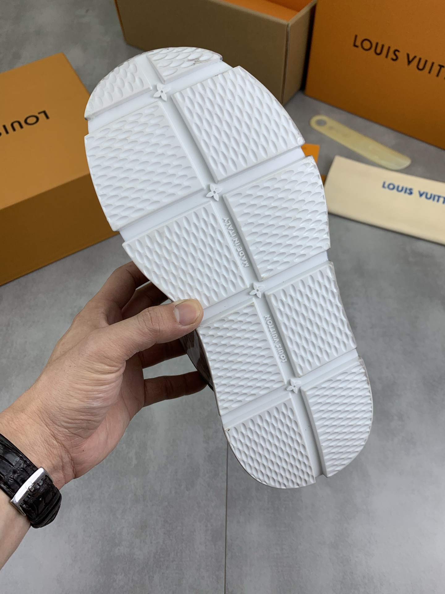 Louis Vuitton High-Top Sneakers in Calfskin Leather - Classic & Trendy 9 i1745482876452 2829 0 7