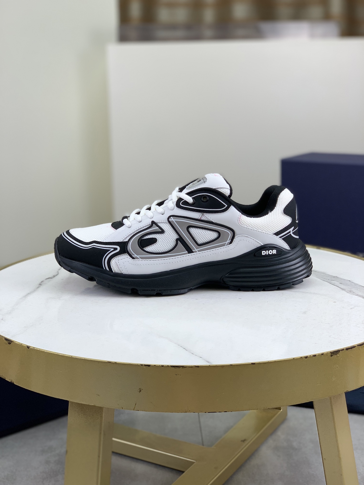 NO:280786,Top quality DIOR men's B30 low-top sneakers co-branded series This season's newly launched B30 low-top sneakers are one of the flagship styles of the series. They are carefully crafted with cowhide upper spliced ​​mesh fabric and white technology fabric, decorated with reflective CD30 graphic logos. The heel and tongue are marked with B30 and CD30, and the extra light engraving effect rubber sole is matched with iconic embellishments to enhance the style. The internal elastic details create an ideal comfortable wearing experience, which can be matched with various casual styles. Size: 35-46 (customized for note 46), dior, dior, sneakers, cowhide19860909顶级品质 DIOR迪奥男款 B30低帮运动鞋联名系列 本季全新推出的这款B30低帮运动鞋是该系列的旗舰款式之一.采用牛皮鞋面拼接网眼织物和白色科技面料精心制作,饰以反光CD30图形标志.鞋跟和鞋舌以B30和CD30标志,格外轻盈的雕刻效果橡胶鞋底搭配标志性的点缀提升格调,内部弹力细节塑造理想的舒适穿着体验,可与各式休闲造型搭配.彰显时尚现代的运动风范 Size:35-46（注46定做）,,dior,dior,sneakers,cowhide,Men's shoes