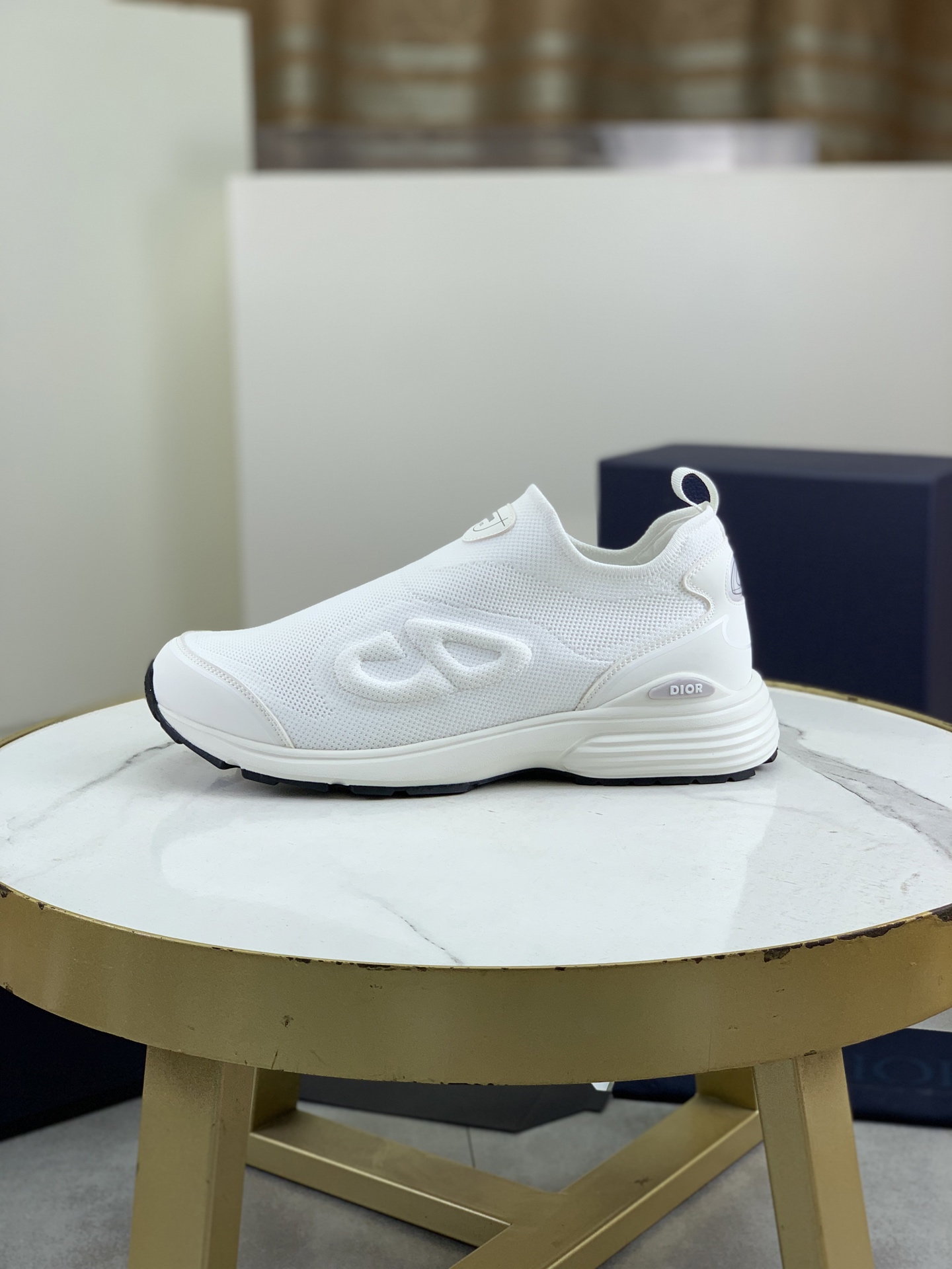 NO:280764,Top version Dior Chrono high-version sports running shoes 2025 new product, with white and black flying weaving series, computer printed CD logos on both sides, star patches on the tongue and Dior logo on the heel, many details show the style. The inner part is matched with the original color mesh, the large body is supported by a low-temperature shaping piece, and is filled with light feather cotton to keep the inner part full and soft and fit the feet. The exclusive mold opening sole adopts an integrated molding process, and does not need to consider the peeling of the sole decorative accessories, and is light, comfortable, sturdy and wear-resistant. The two-color shoelace accessories are exquisitely decorated with metal pentagonal pendant, creating a high-end trendy and casual look. Size 38-45 Top packaging,,dior,dior19860909顶级版本 迪奥Dior Chrono 高版本运动跑步鞋 2025新品,以白色和黑色飞织系列 两侧饰以电脑打印 CD 标志、鞋舌上的星星补丁和鞋跟的 Dior 标志,诸多细节彰显格调. 内里搭配原版配色网布,大身内部采用低温定型片整体支撑,并填充轻羽棉保持内里饱满柔软贴脚.独家开模大底采用一体成型工艺,不用考虑鞋底装饰配件开胶掉落等问题,且穿着轻盈舒适又坚固耐磨,双色鞋带配饰精致的金属五角星吊坠,时刻打造高端潮流休闲造型. 码数38-45 顶级包装,,dior,dior,Men's shoes