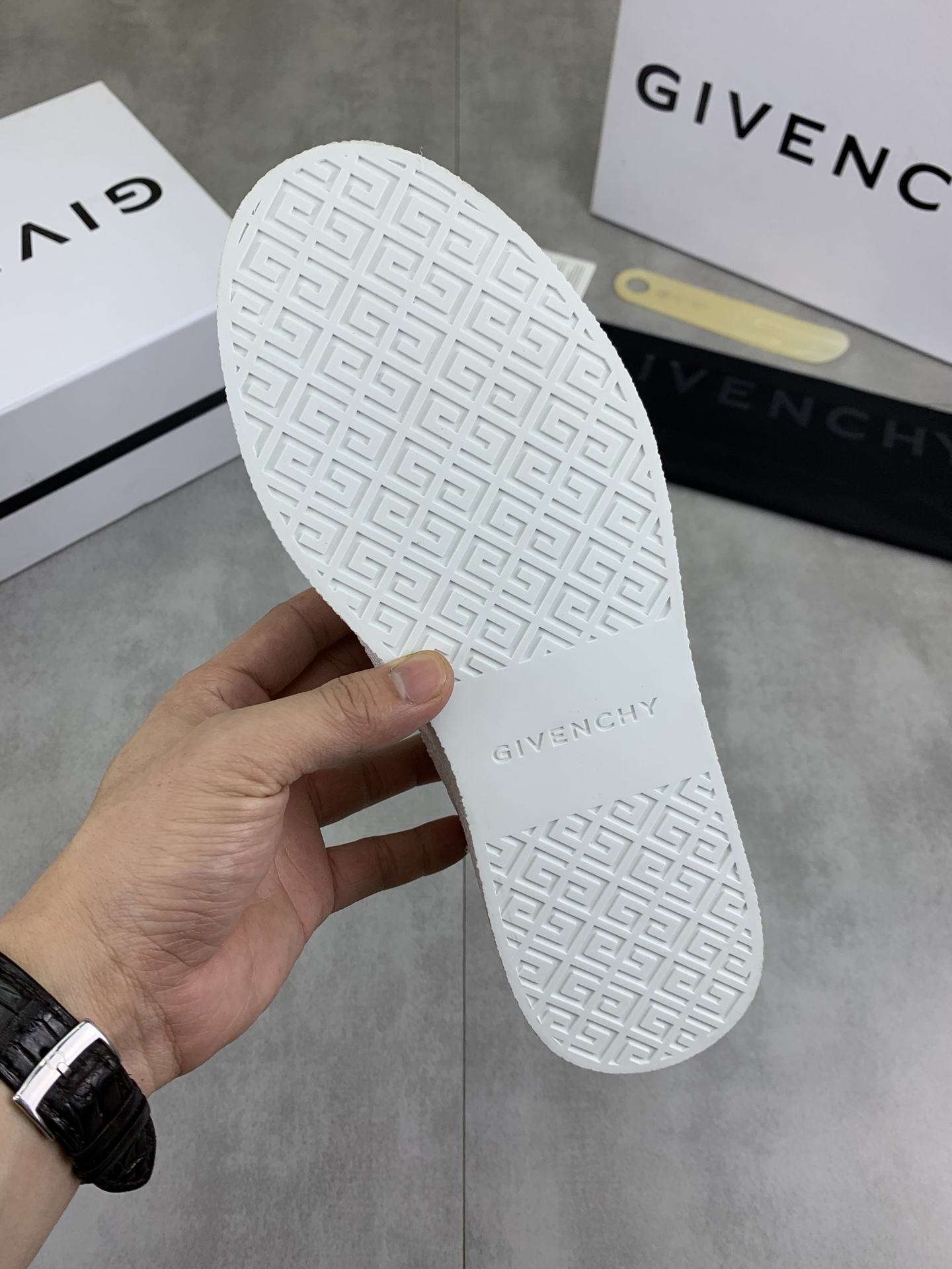 Givenchy Men's Low-Top Sneakers in Calfskin Leather - Fashionable and Comfortable 9 i1745768634061 7820 0 7