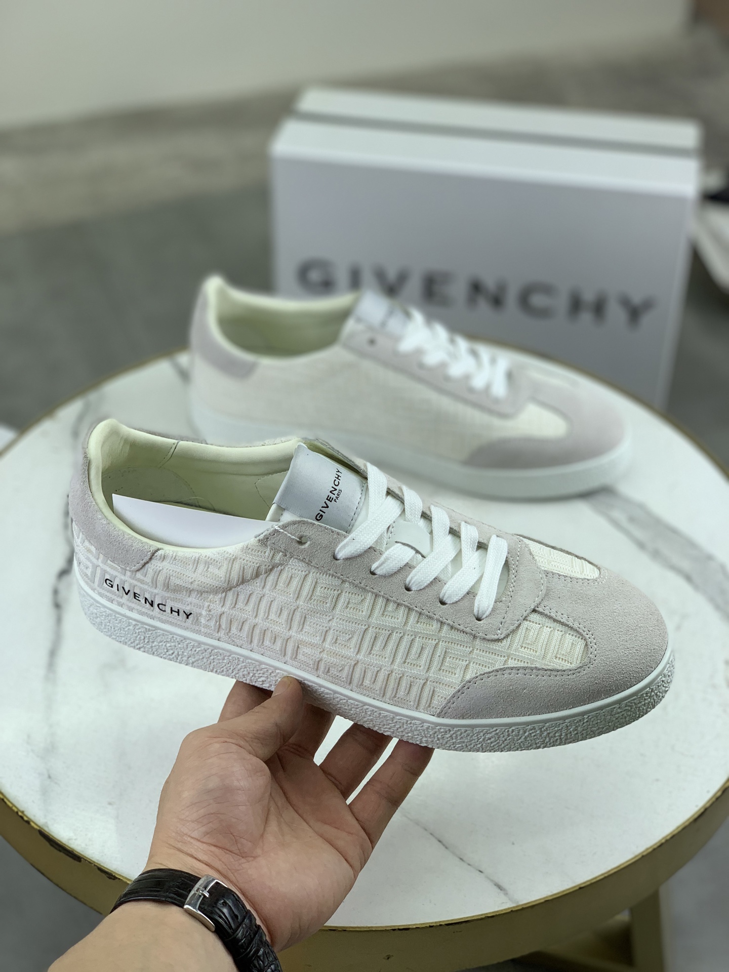 Givenchy Men's Low-Top Sneakers in Calfskin Leather - Fashionable and Comfortable 4 i1745768635435 3904 0 2