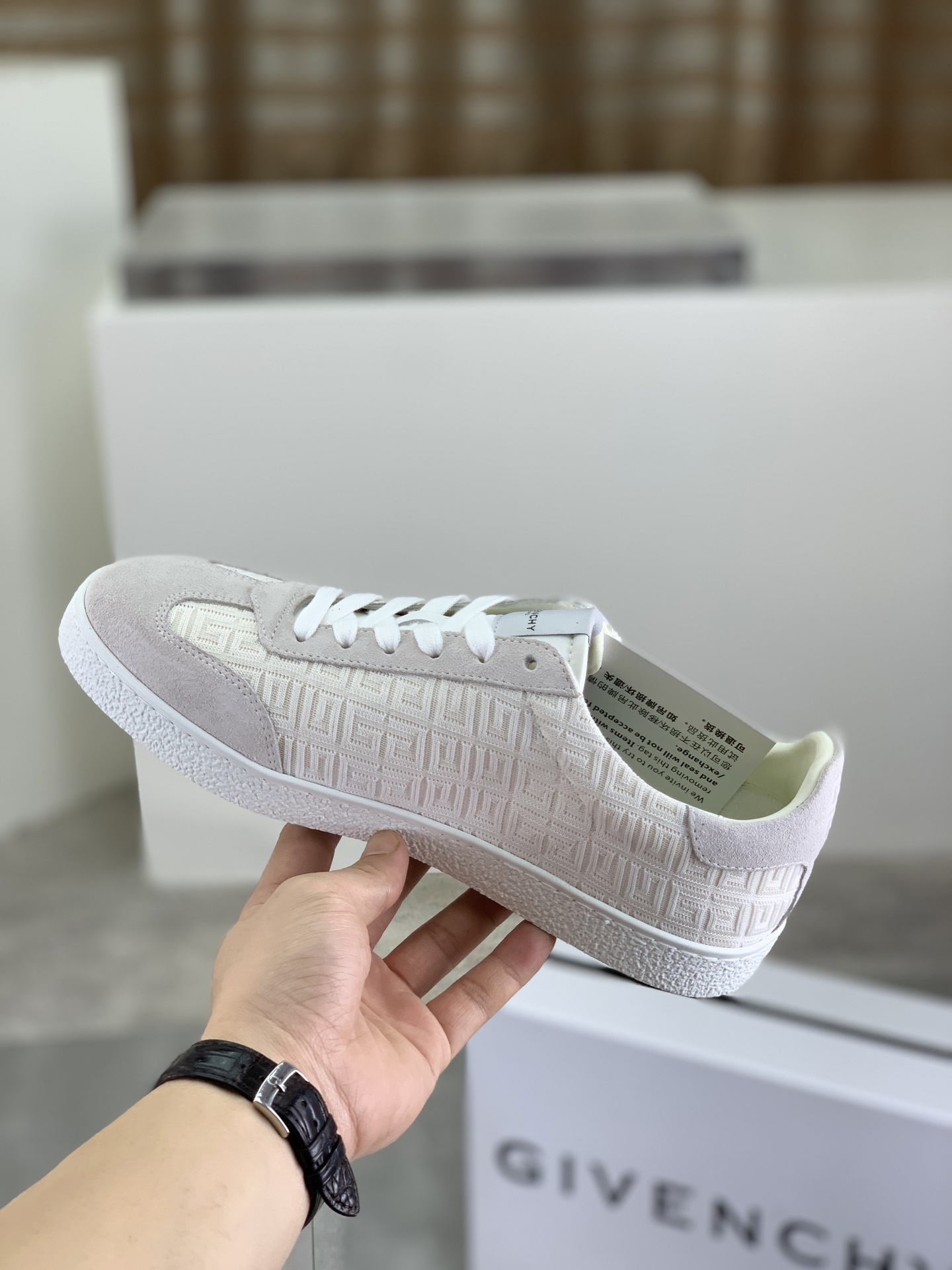 Givenchy Men's Low-Top Sneakers in Calfskin Leather - Fashionable and Comfortable 7 i1745768635583 5902 0 5
