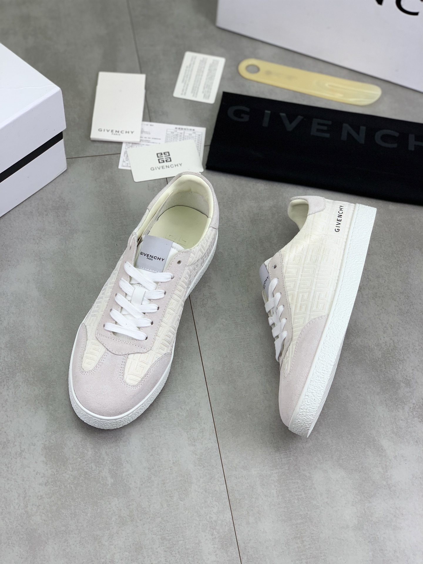 Givenchy Men's Low-Top Sneakers in Calfskin Leather - Fashionable and Comfortable 6 i1745768636893 3274 0 4